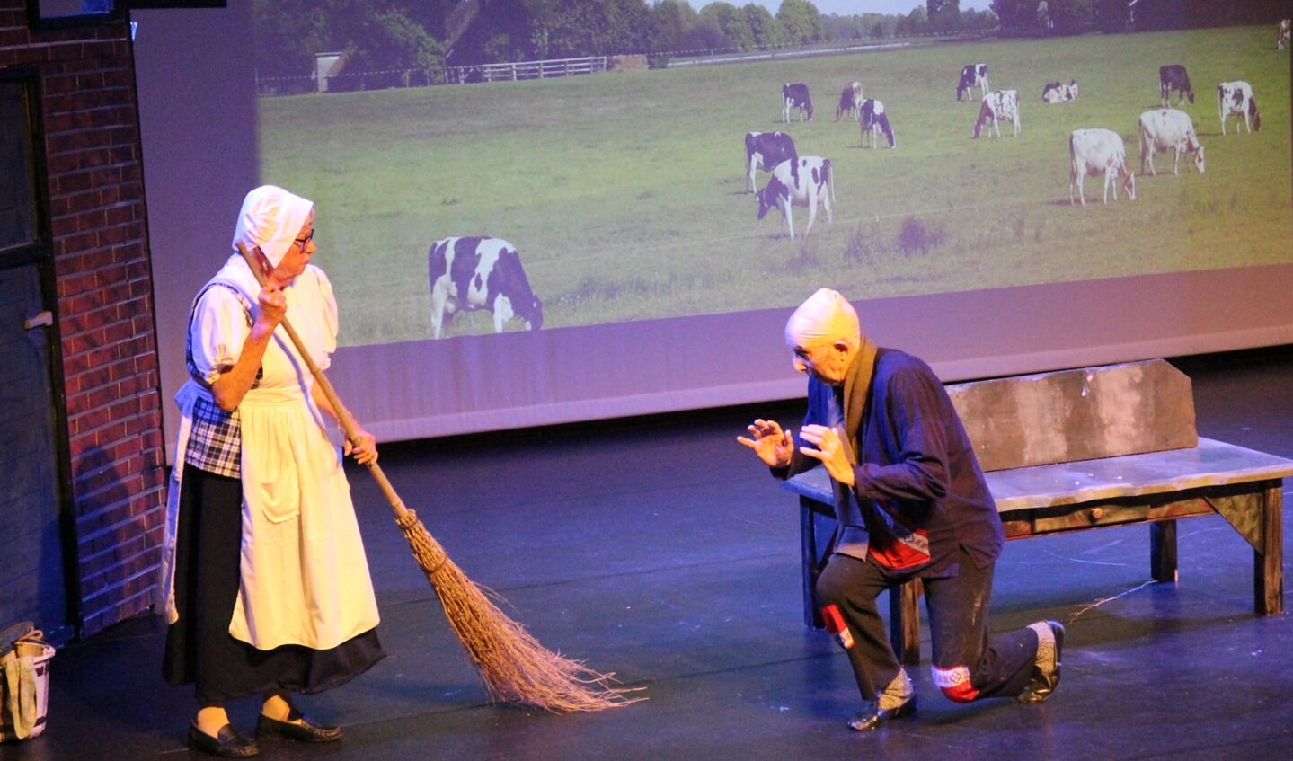 De melkboerin is niet helemaal happy met de nieuwe haarlijn van de melkboer die ze niet eens herkent als haar echtgenoot.