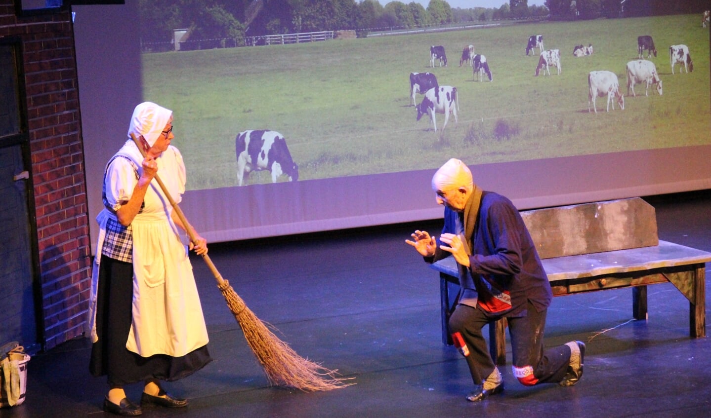 De melkboerin is niet helemaal happy met de nieuwe haarlijn van de melkboer die ze niet eens herkent als haar echtgenoot. 