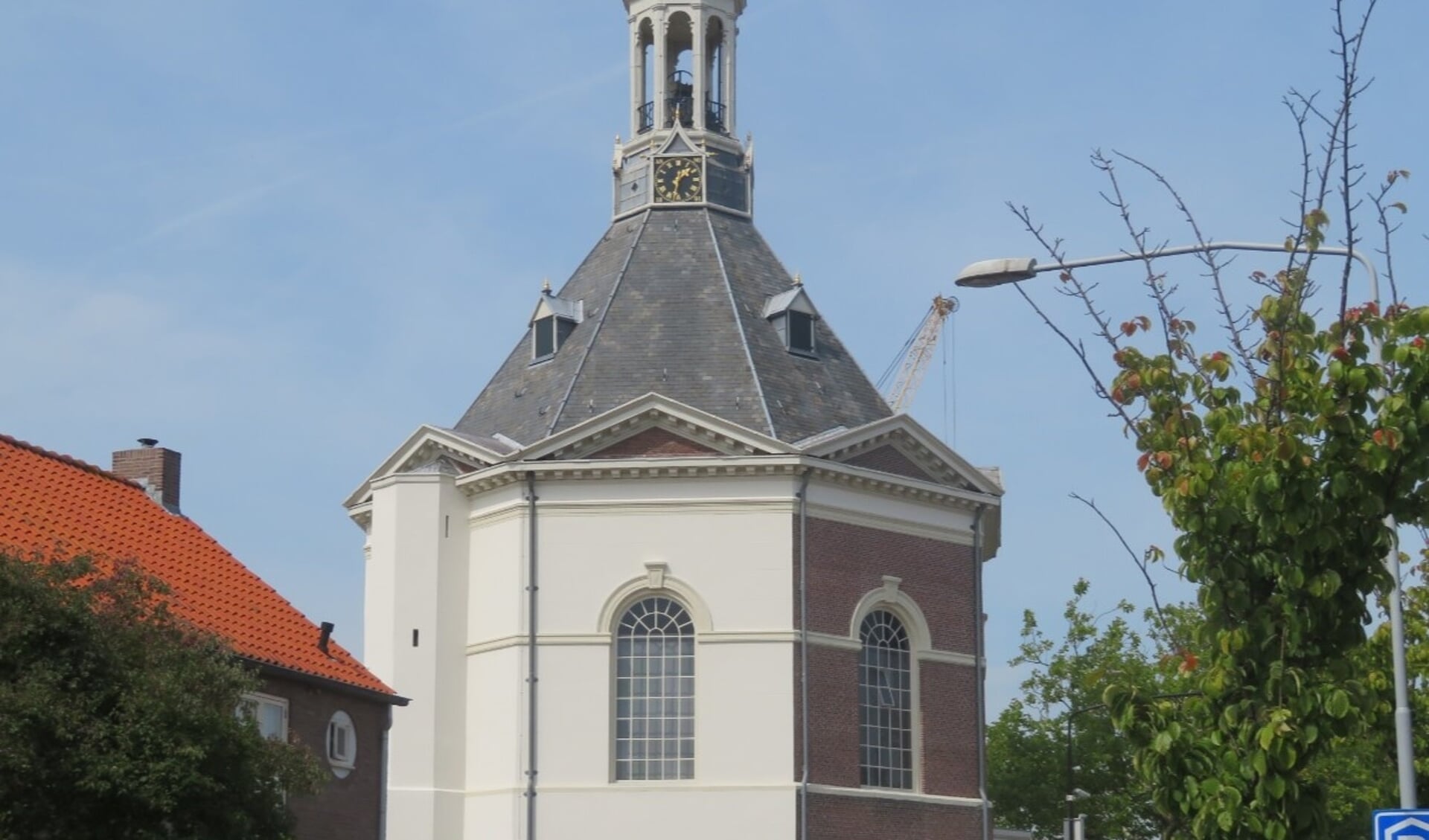De klok op de Hervormde Dorpskerk, ook wel Peperbus genoemd, aan de sluis in Leidschendam.