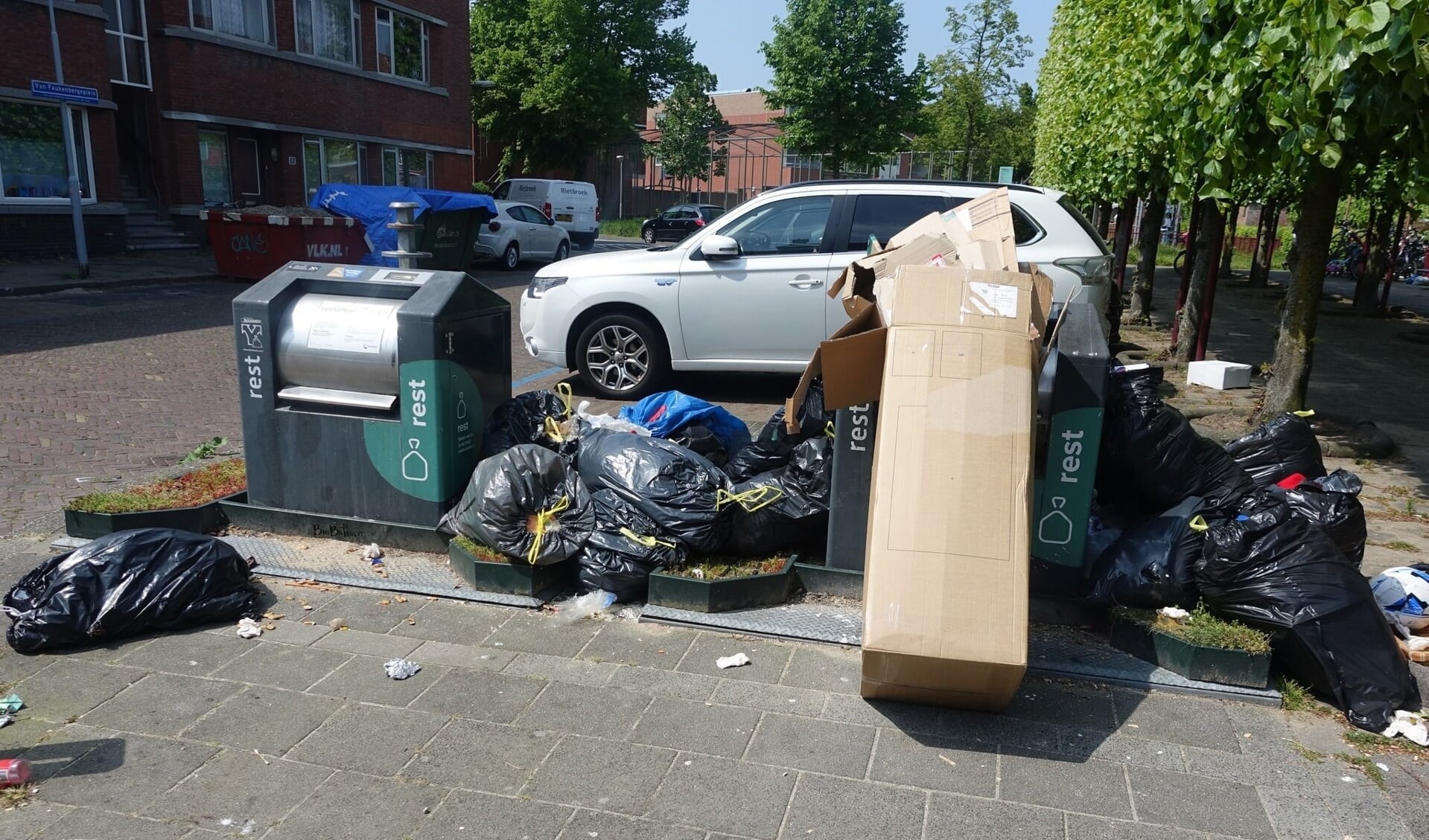 Bijgeplaatst afval op een milieuparkje in Voorburg (foto: Ap de Heus).