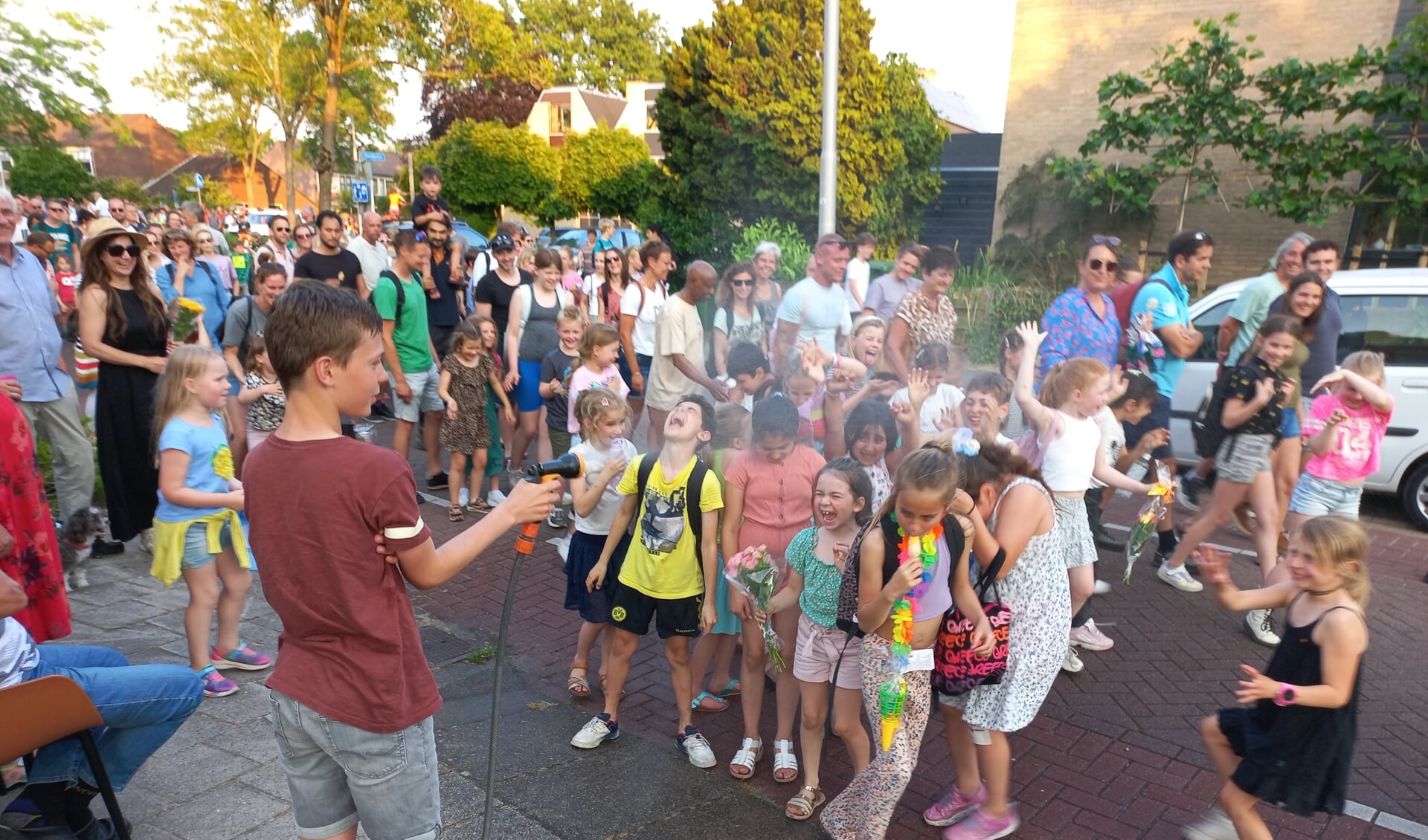 Een verfrissende douche op de Delflanddreef in Pijnacker. Foto: Eline Baan