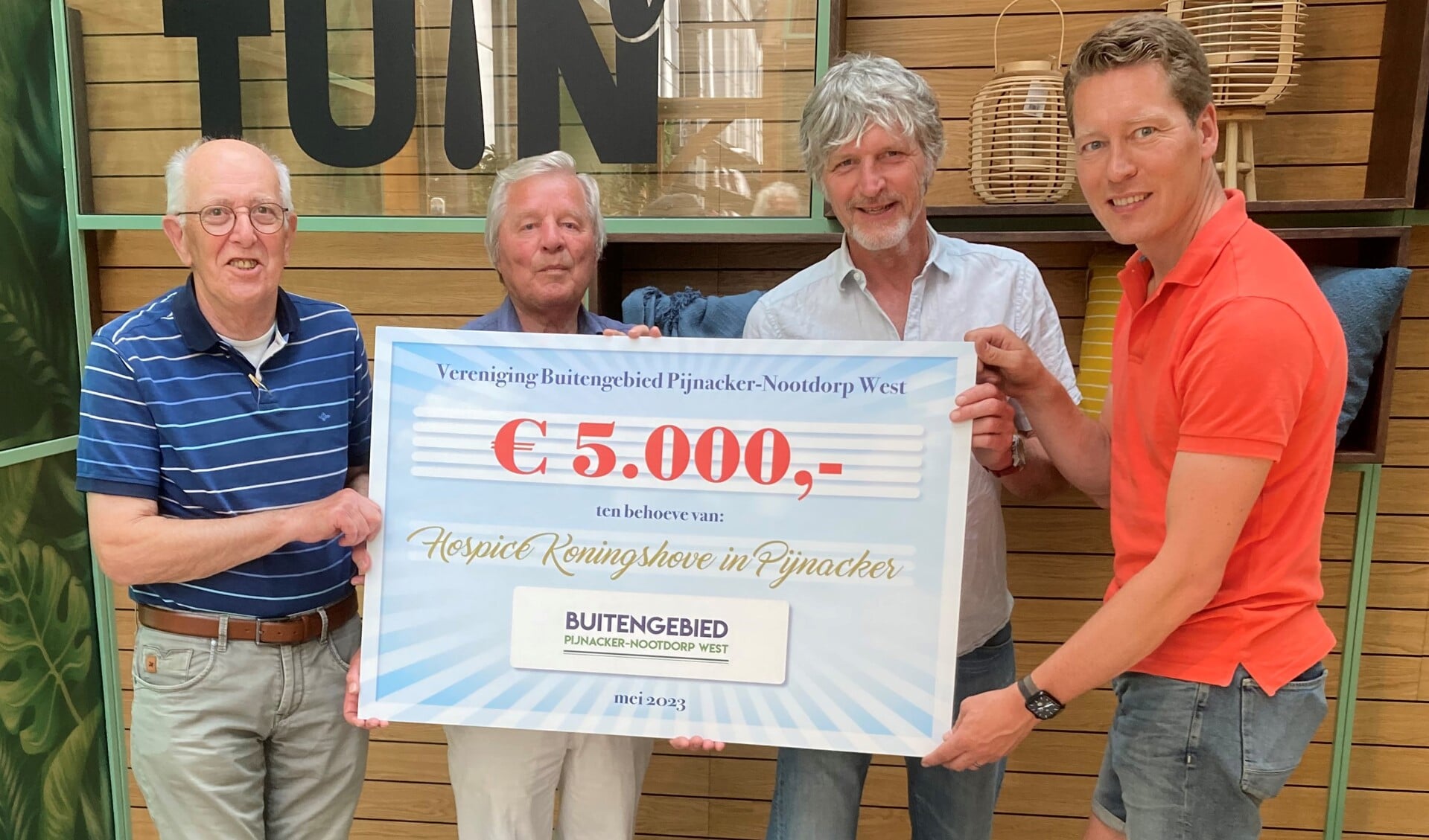 De sponsorcommissie (links: Peter Hoofman en Frans Lettinga) neemt de cheque in ontvangst van bestuurslid Leon Bruinen en (rechts) Jeroen Droogh. 