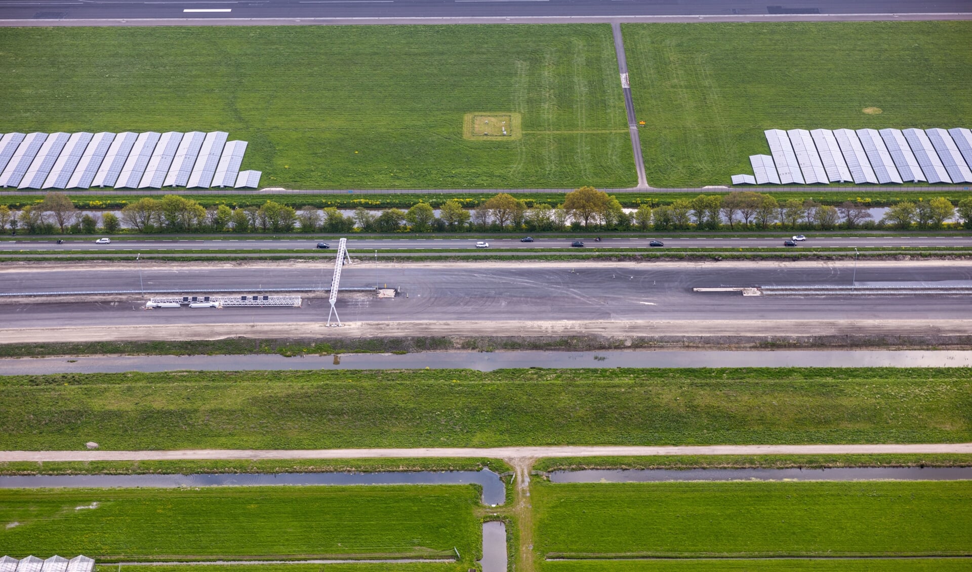 Vanaf maandag 12 juni rijdt het verkeer de eerste kilometers over het asfalt van de nieuwe snelweg in aanbouw. (Foto: PR) 