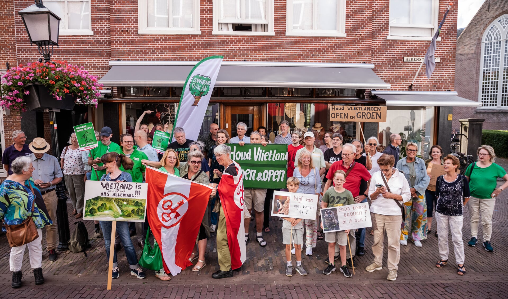 Demonstratie tegen het bouwen van vakantiewoningen in Vlietland bij het raadhuis in de Herenstraat te Voorburg (foto: Sebastiaan Barel).