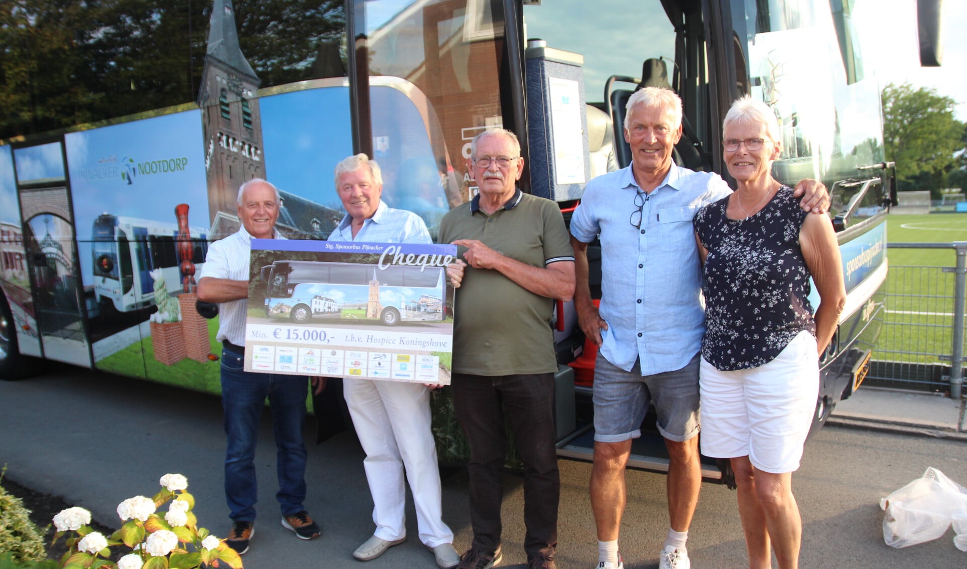 De Sponsorbus had nog wat centen over en die zijn voor Hospice Koningshove. 