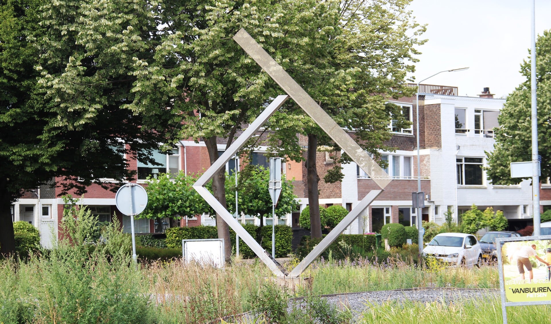 Vierkant van Sophie Gentenaar op de rotonde Koningin Wilhelminalaan/Van Arembergelaan, Voorburg (foto: Marian Kokshoorn).