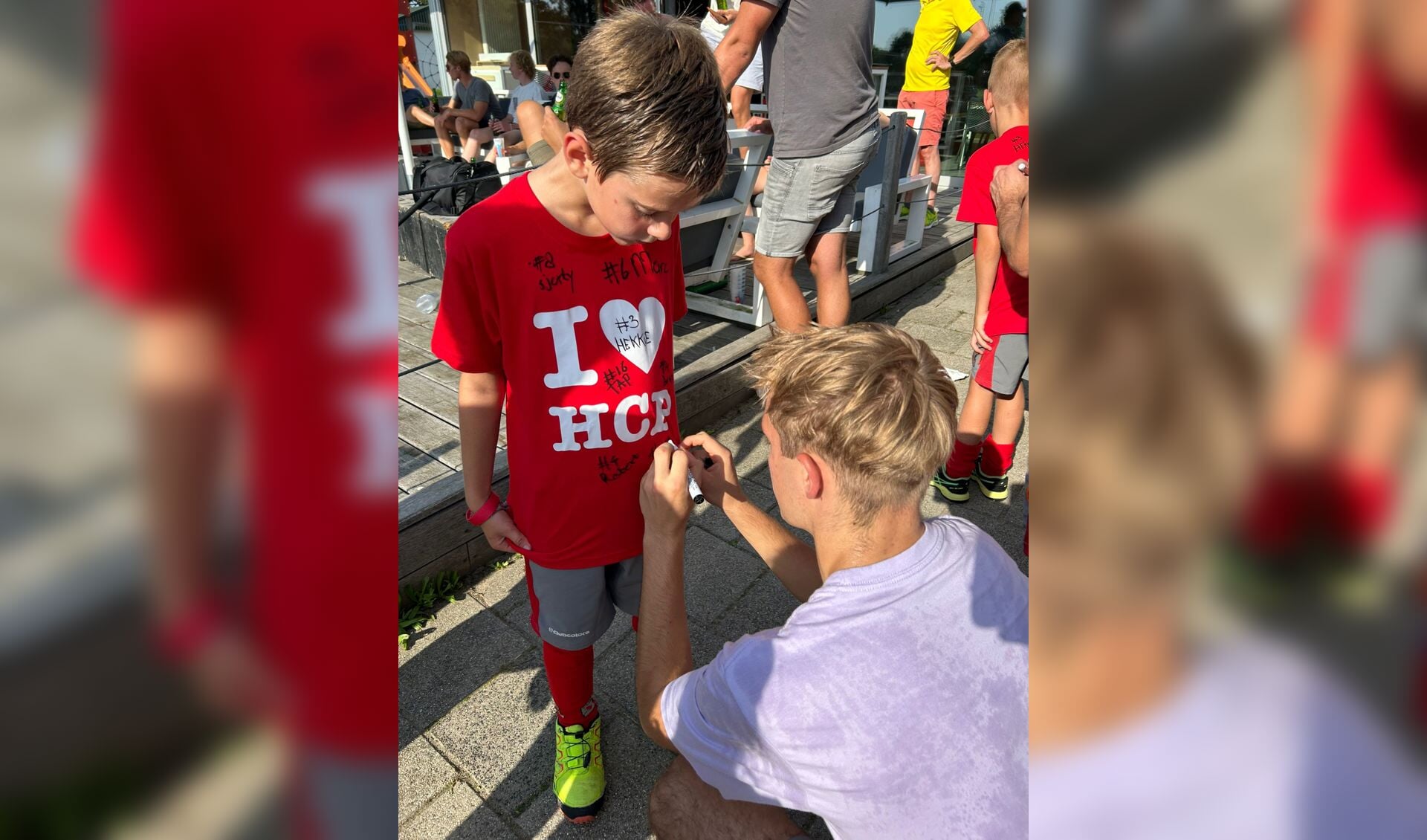 De mini's van de week scoorden een shirt vol handtekeningen.