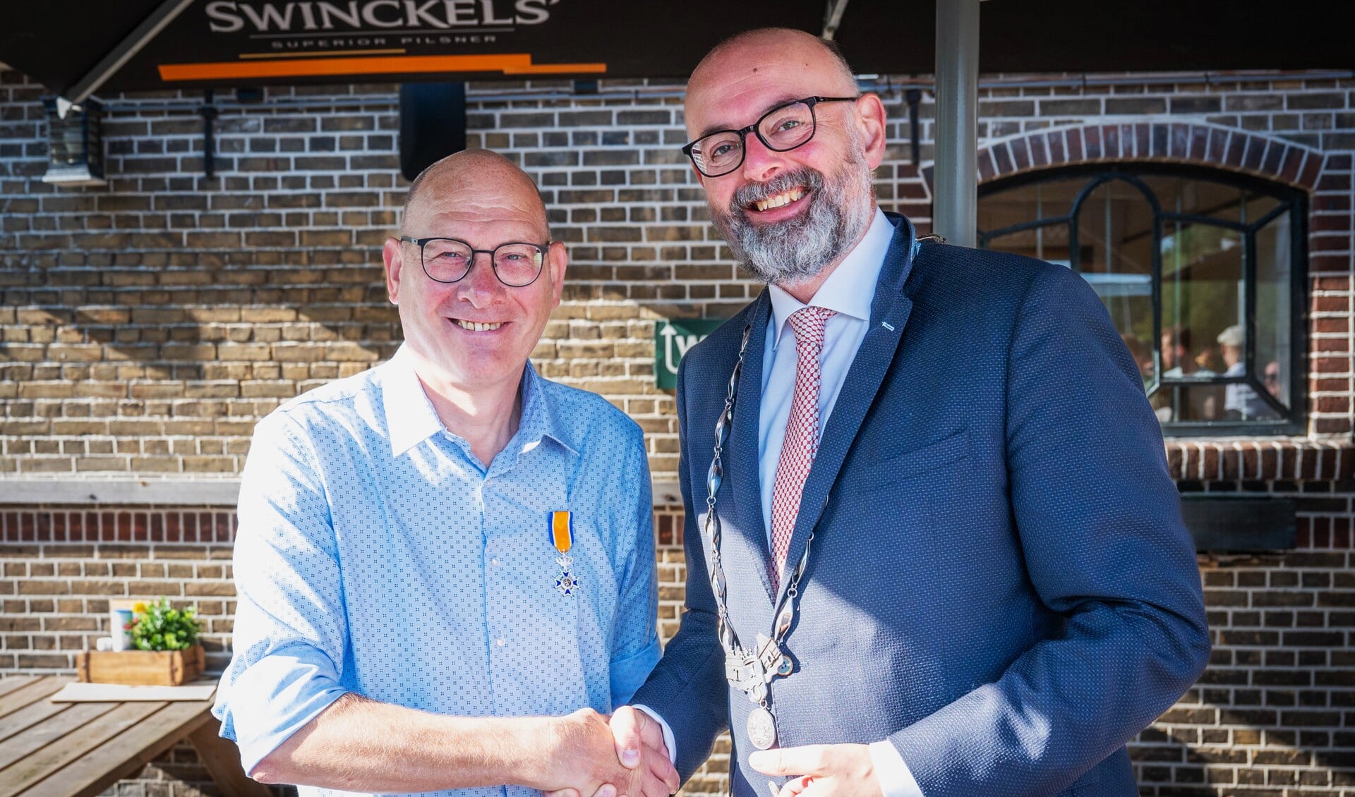 De heer De Kwant werd door burgemeester Martijn Vroom Koninklijk onderscheiden (foto: Barbara Koppe).