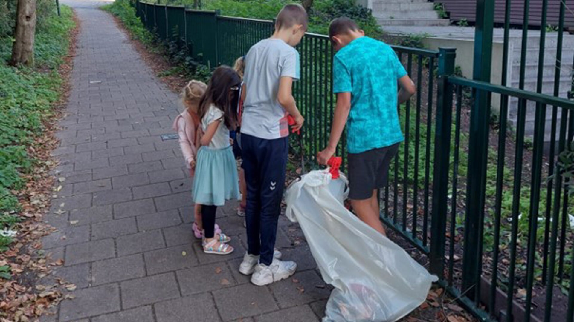 Alle kinderen van de school zijn met een knijper en vuilniszak door het dorp gegaan om zwerfvuilvuil op te ruimen. Foto: pr