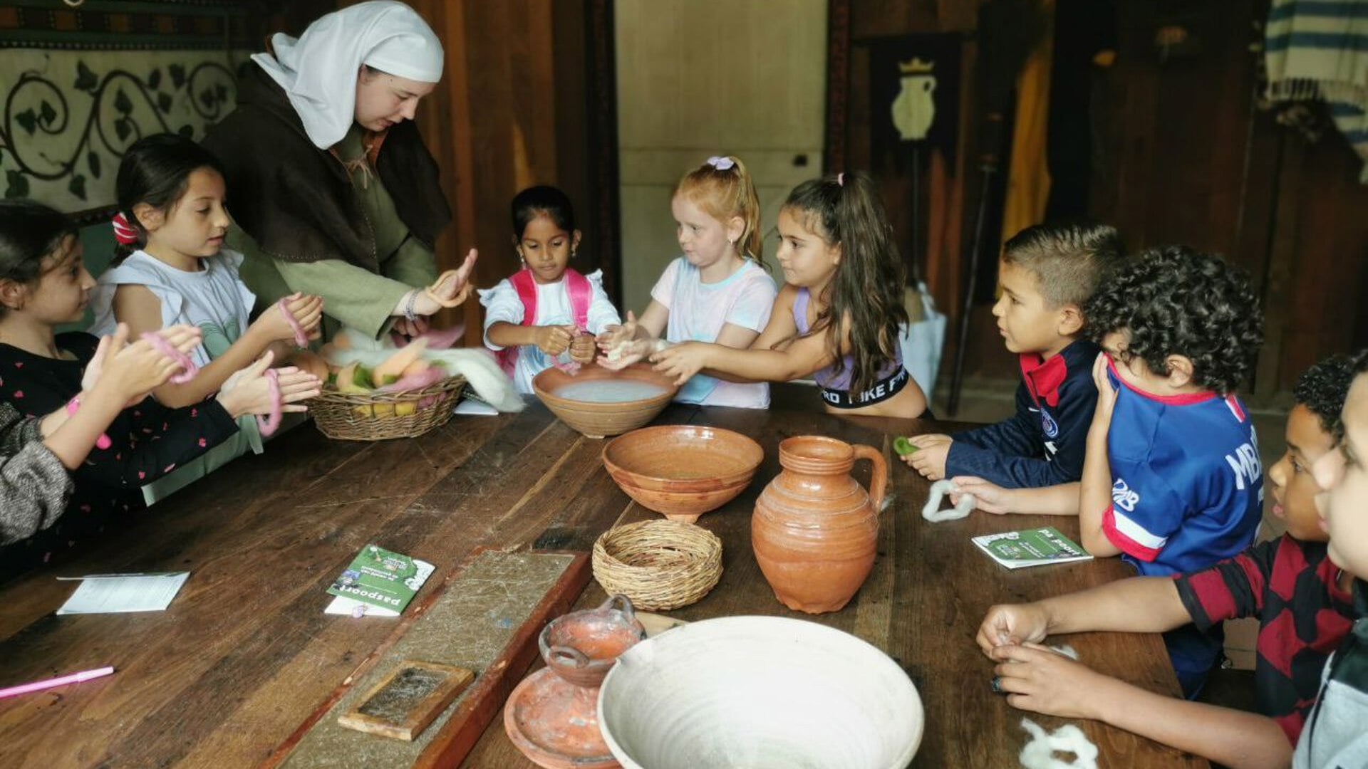 In het Archeon ontdekten de kinderen van groep 4 en 5 hoe de mensen in de Romeinse tijd en in de Middeleeuwen leefden. Foto: pr