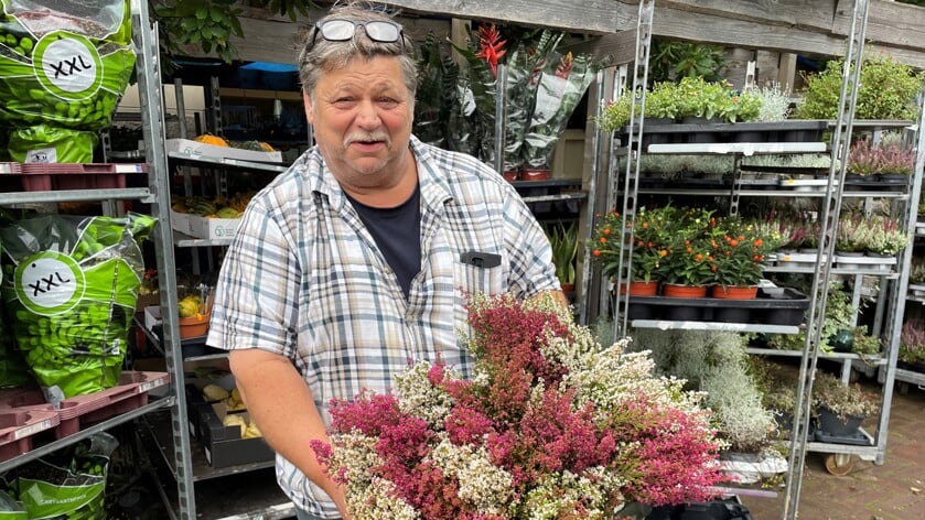 Piet geeft alle klanten graag een gezellige rondleiding door de winkel. 