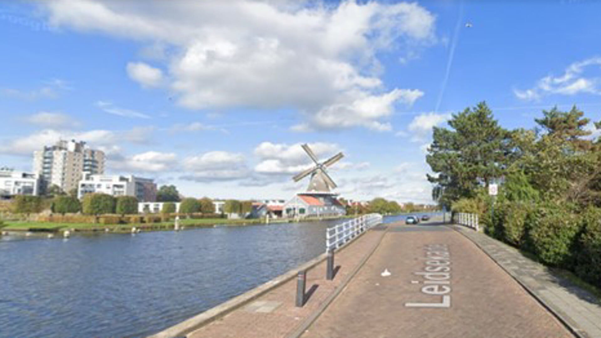 De brug van de Leidsekade naar de Oostvlietweg in Leidschendam is twee dagen dicht (foto: Google Streetview).