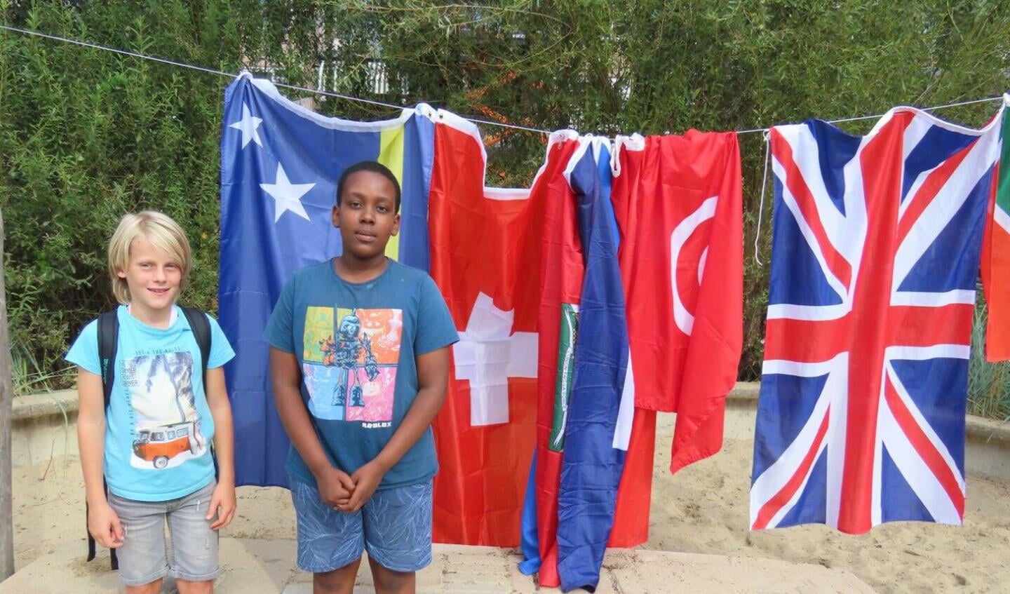 De school kent veel verschillende culturen en kinderen uit verschillende landen.