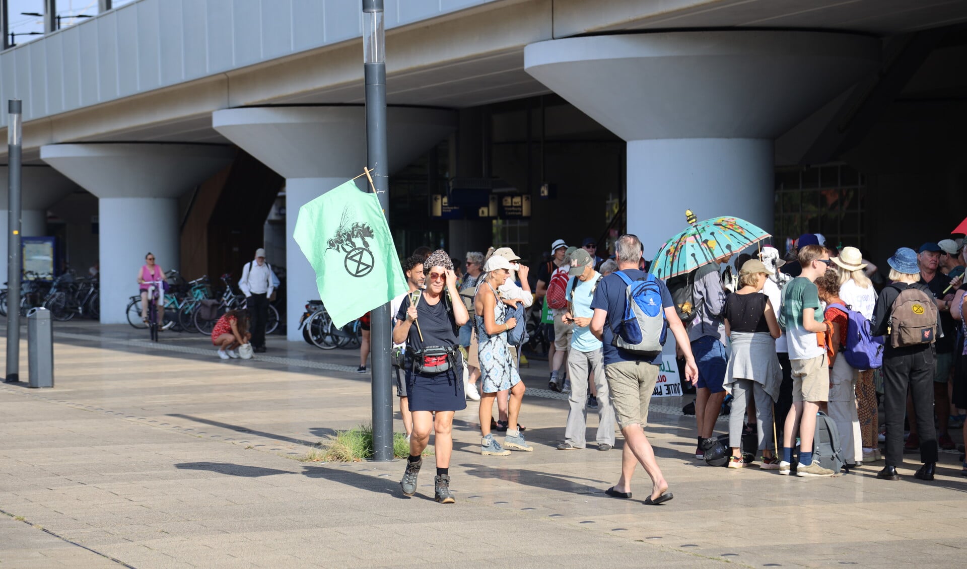 De activisten verzamelden zich vanmorgen bij Station Voorburg (foto: VR Press).