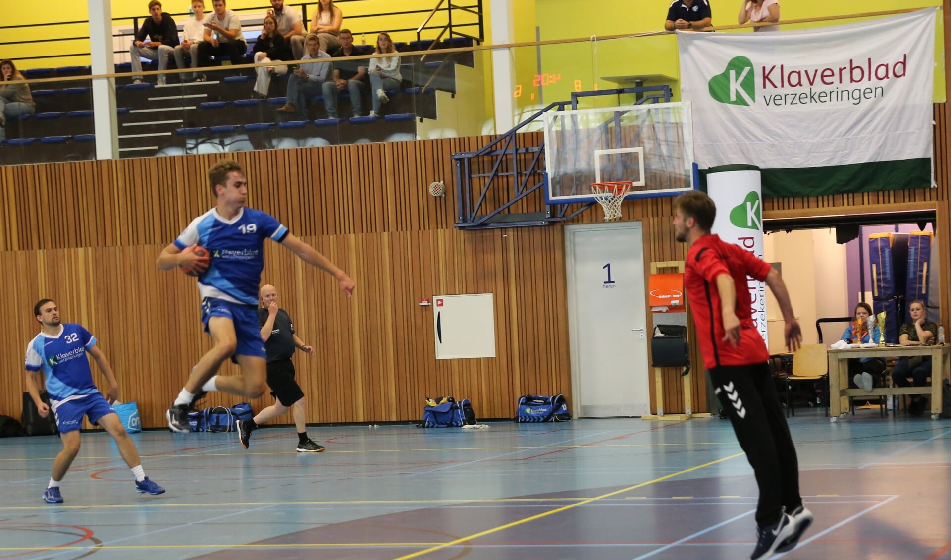 Andy Botermans in actie op het Klaverbladtoernooi tegen Heerle. (foto: Mieke van Veen)