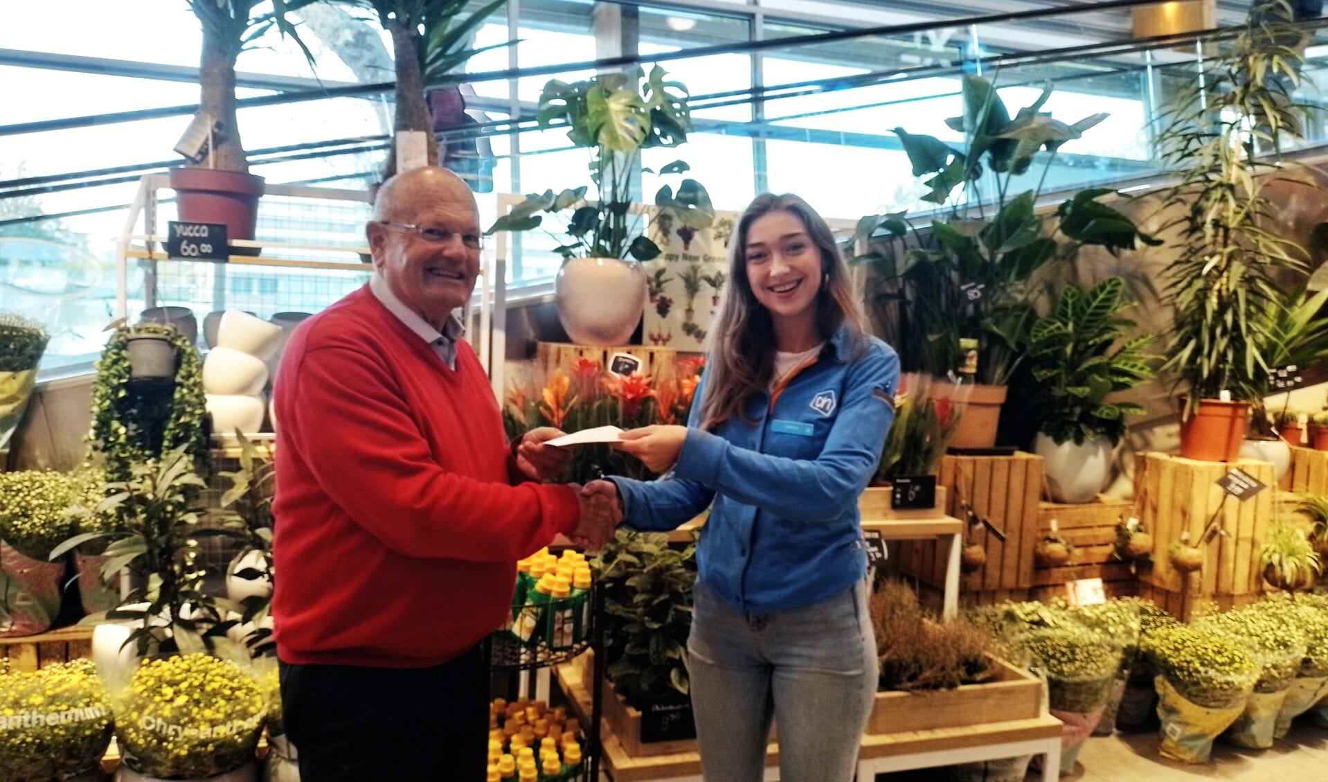 Namens de Vrienden van KAP nam Leo van Ewijk een envelop met €550 in ontvangst van Albert Heijn in de Westfield Mall (foto: pr).