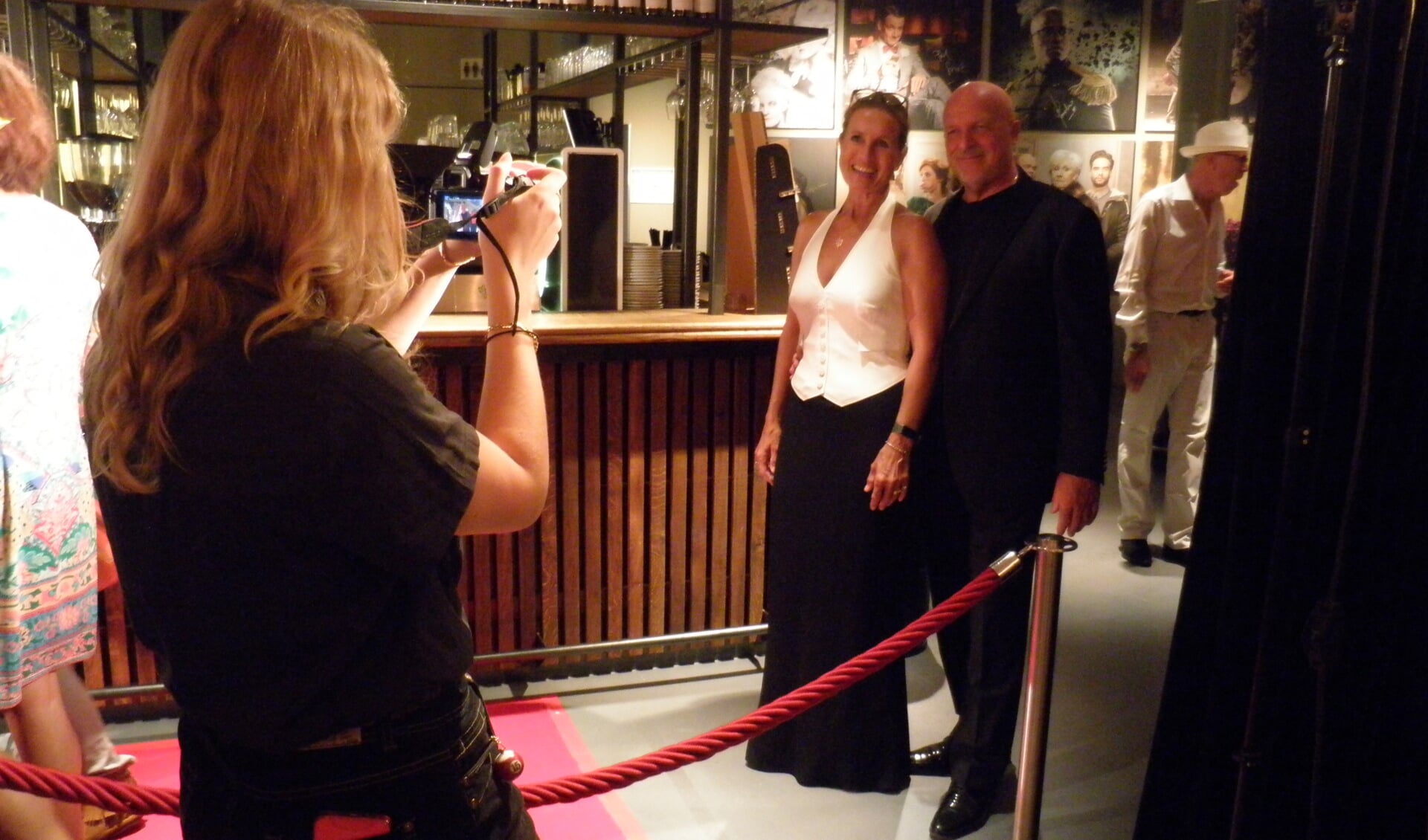 Een van de vier ‘paparazzi’ zet Yvonne Rijs met echtgenoot op de rode loper op de foto. Foto Kees van Rongen  

 