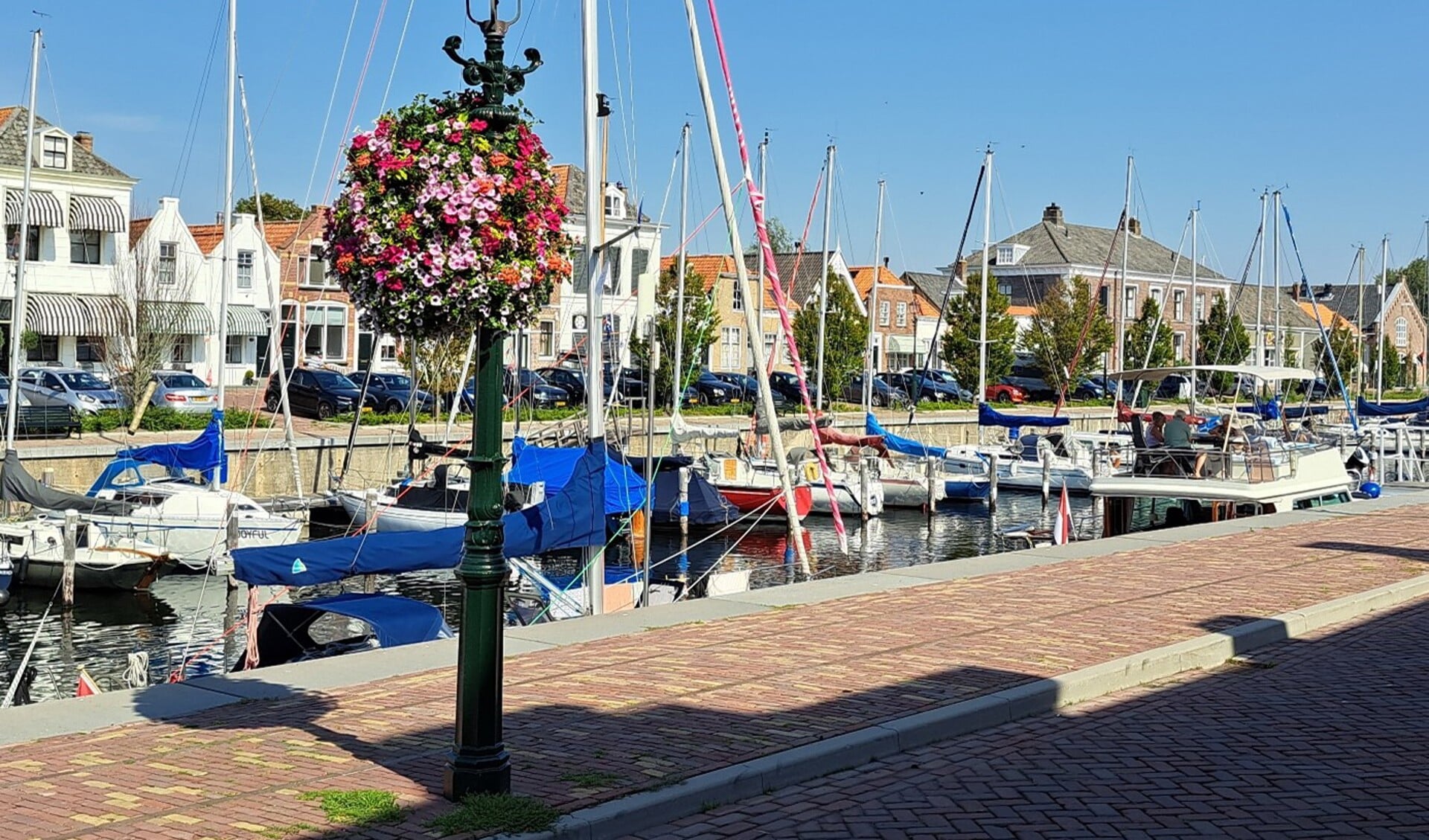 Brouwershaven was ooit een zeehaven, in 1953 betaalde Voorburg het herstel van de bestrating.