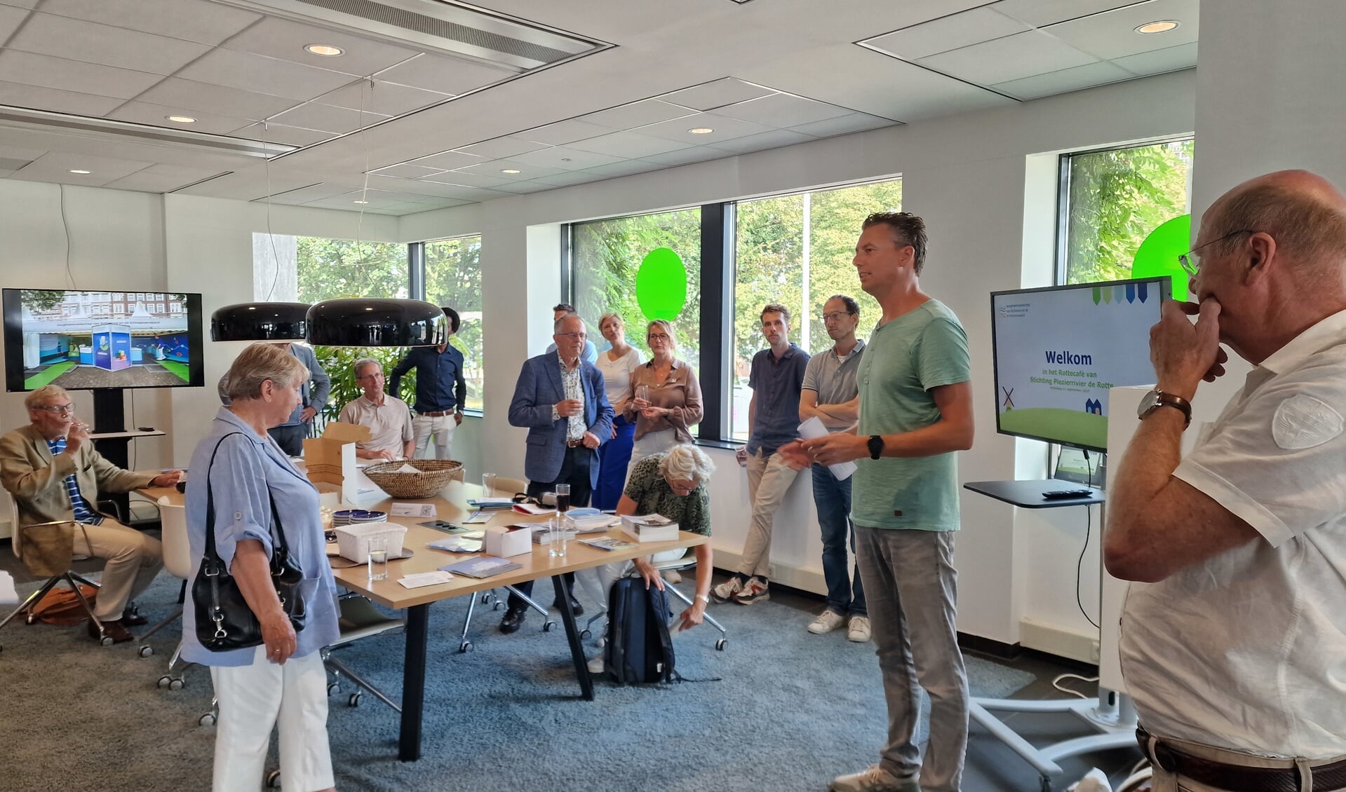 Het Rottecafé met sprekers en gasten op bezoek bij Hoogheemraadschap Schieland en de Krimpenerwaard. (Foto: AvdH)