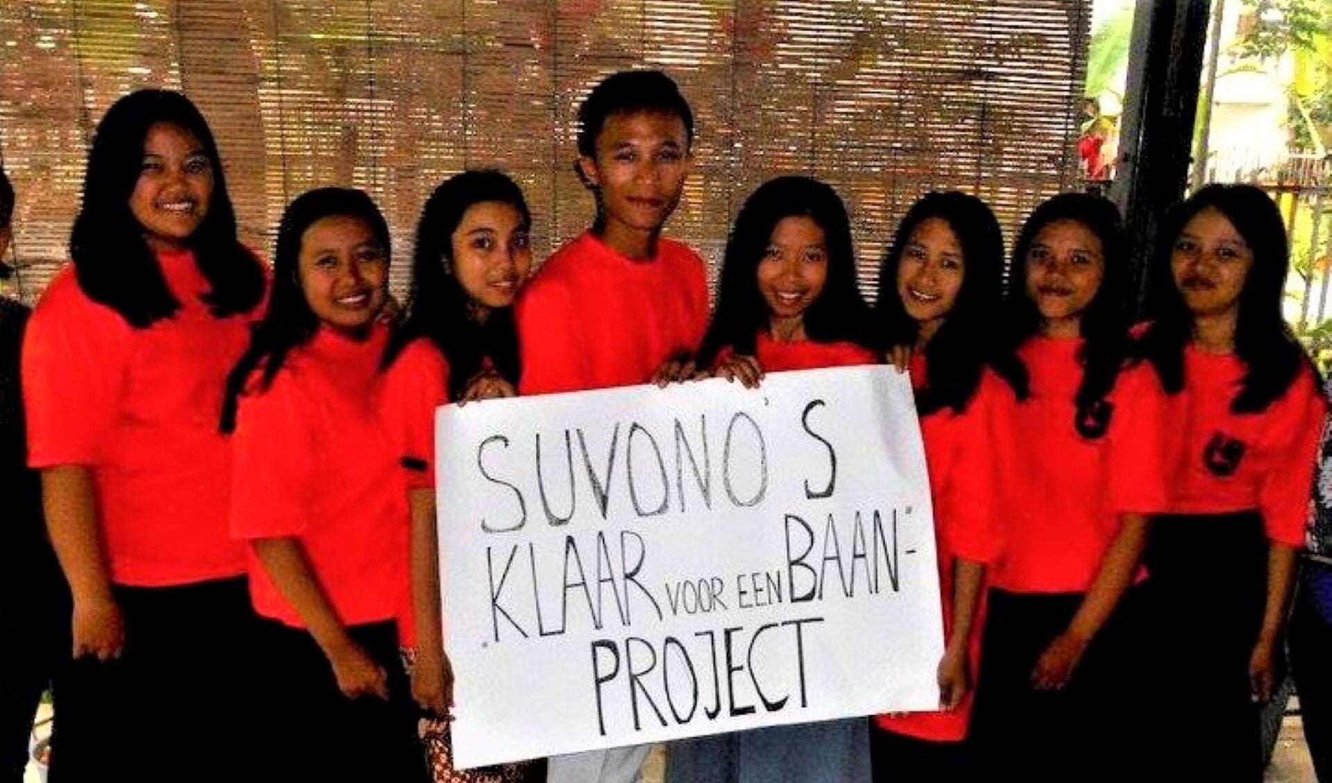 Oranje is de kleur van de T-shirts van de SUVONO-kinderen in de Malangse wijk Sukun op Java (foto: pr).