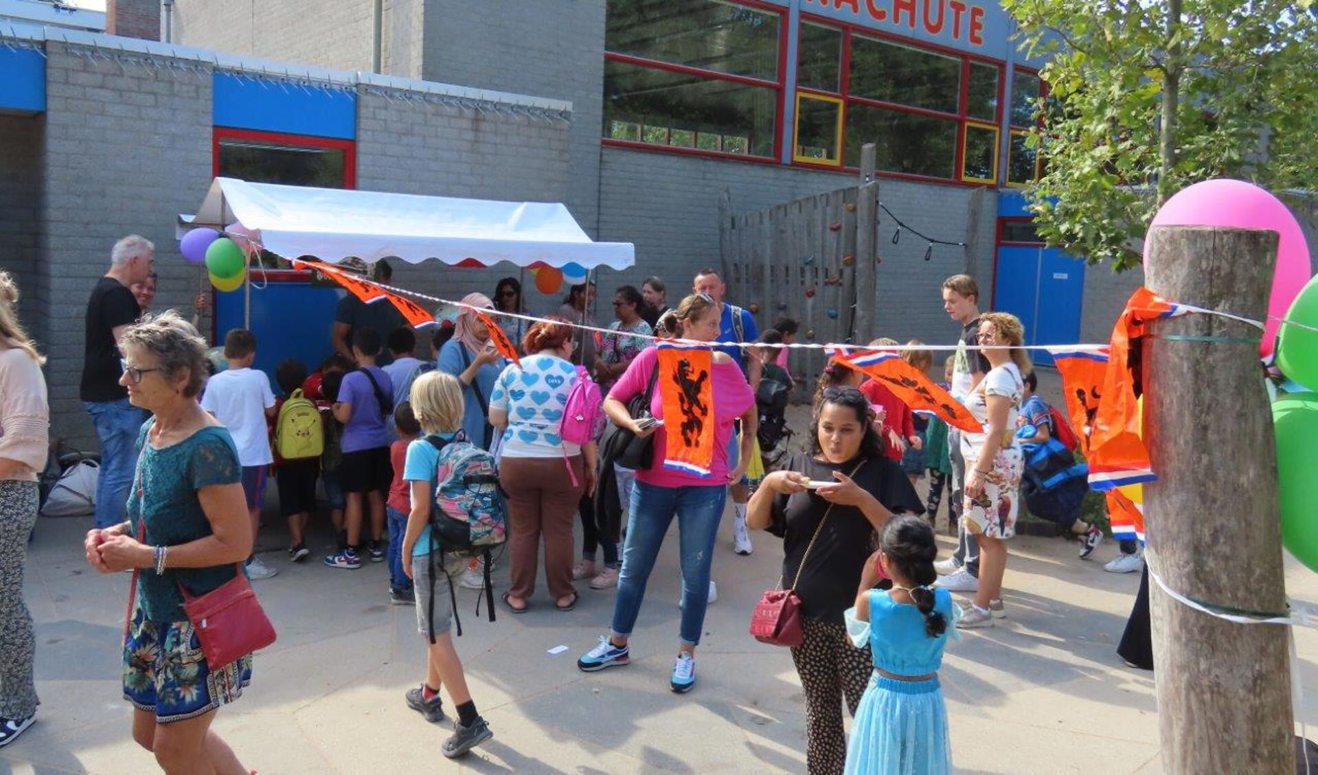 Gezellig druk op het schoolplein (foto's: Ap de Heus).