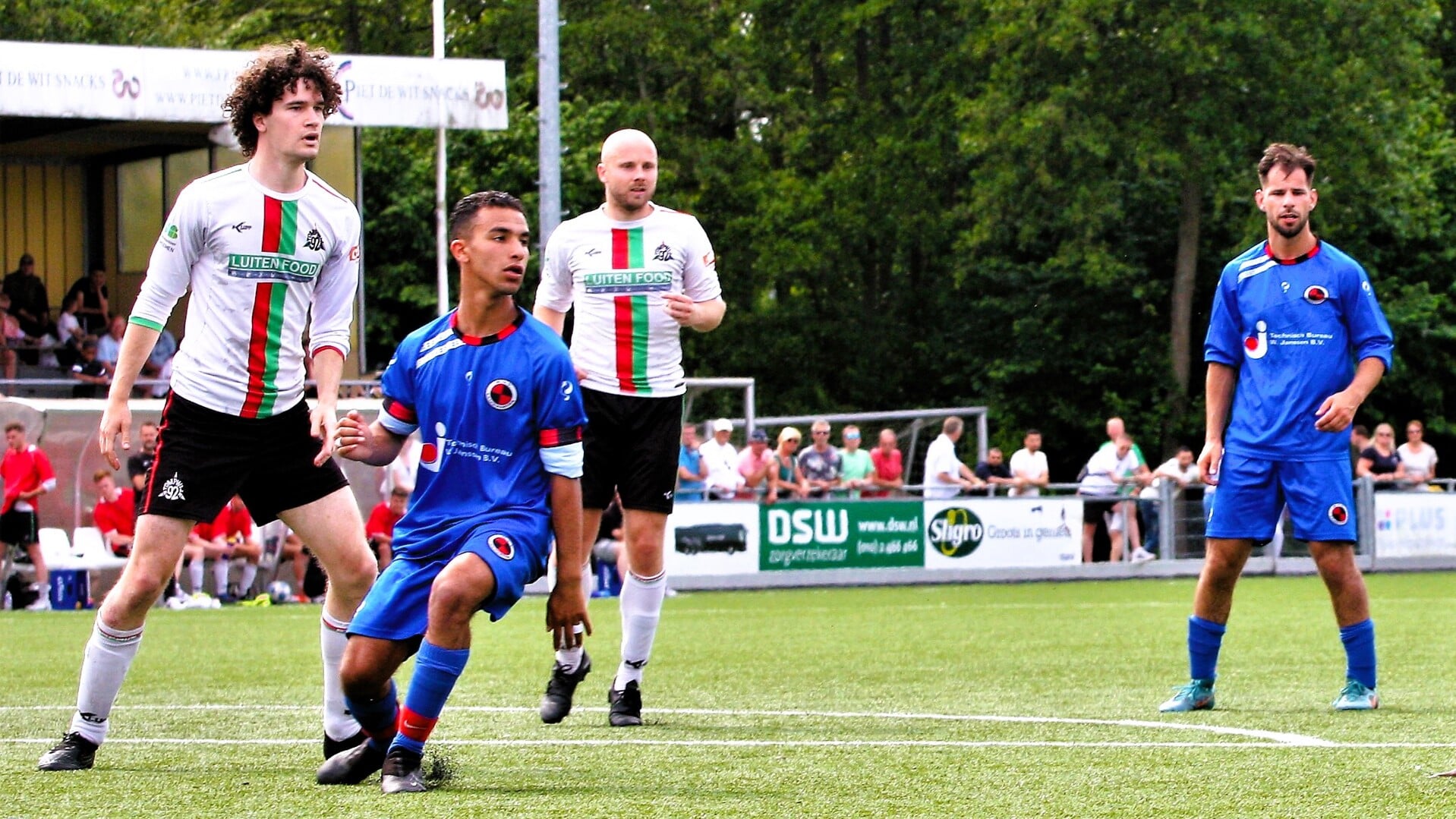 Van Boggelen (l.) & Nick Ammerlaan (m.) van Stompwijk’92 waren goed voor drie doelpunten (archieffoto: AW).