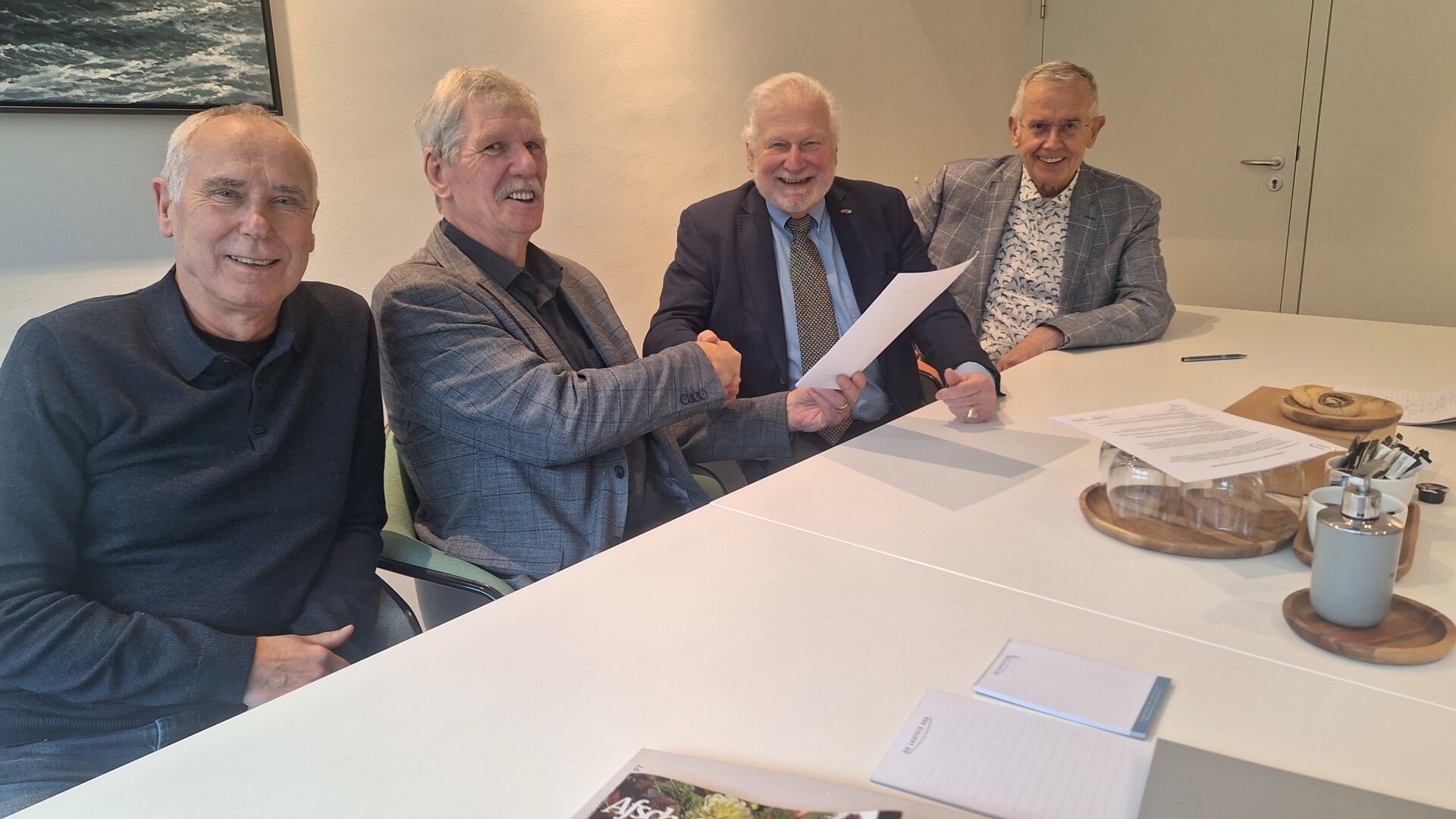 De contractondertekening met van links naar rechts: Kees van Velzen, Kees van der Kraan, Jan Vincenten en Bob van der Deijl.