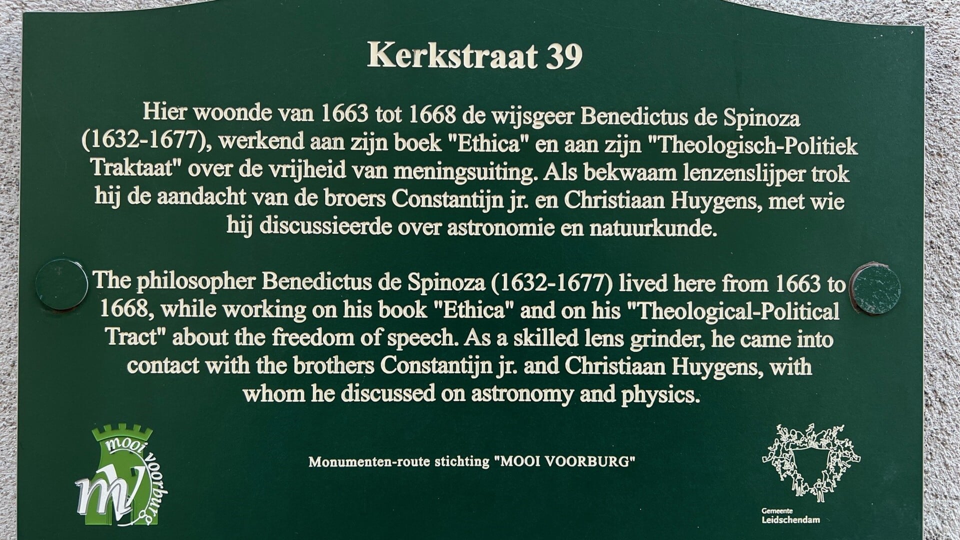 Het groene bordje op het voormalige woonhuis van Benedictus de Spinoza aan de Kerkstraat 37-39. 
