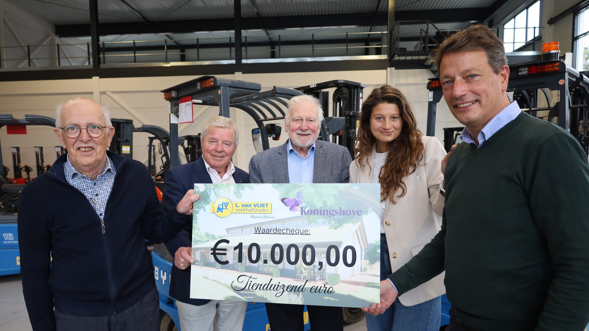 Leco en Milou van Vliet hadden een mooi bedrag in petto voor (vlnr) Peter Hoofman, Frans Lettinga en Jan Vincenten van Hospice Koningshove.