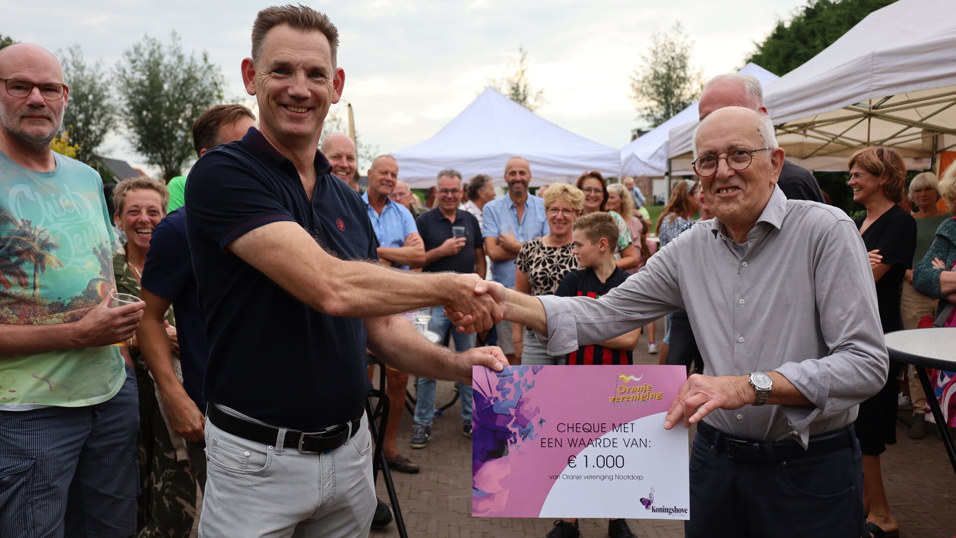 Kees van Dorp van de Oranjevereniging Nootdorp had tijdens de jaarlijkse vrijwilligersborrel een prettige verrassing voor Peter Hoofman van Hospice Koningshove. 