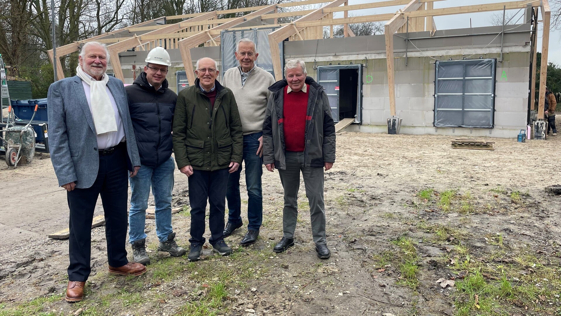 Organisatoren en bestuursleden Jan Vincenten, Bart Waaijer (de bouwer), Peter Hoofman, Bob van der Deijl en Frans Lettinga zijn ontzettend trots op het project. Alles verloopt voorspoedig. (Foto: Martijn Mastenbroek)