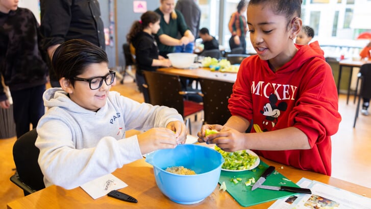 Leerlingen van SO De Keerkring snijden en mengen zelf de groenten voor een heerlijke salade. Foto Henk van der Giesen: 
