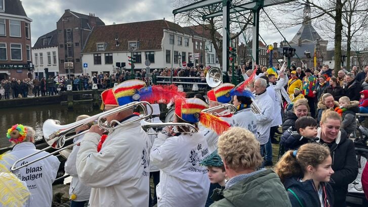 De Blaasbalgen toeteren erop los aan de Vliet bij de sluis in Leidschendam (foto: pr).