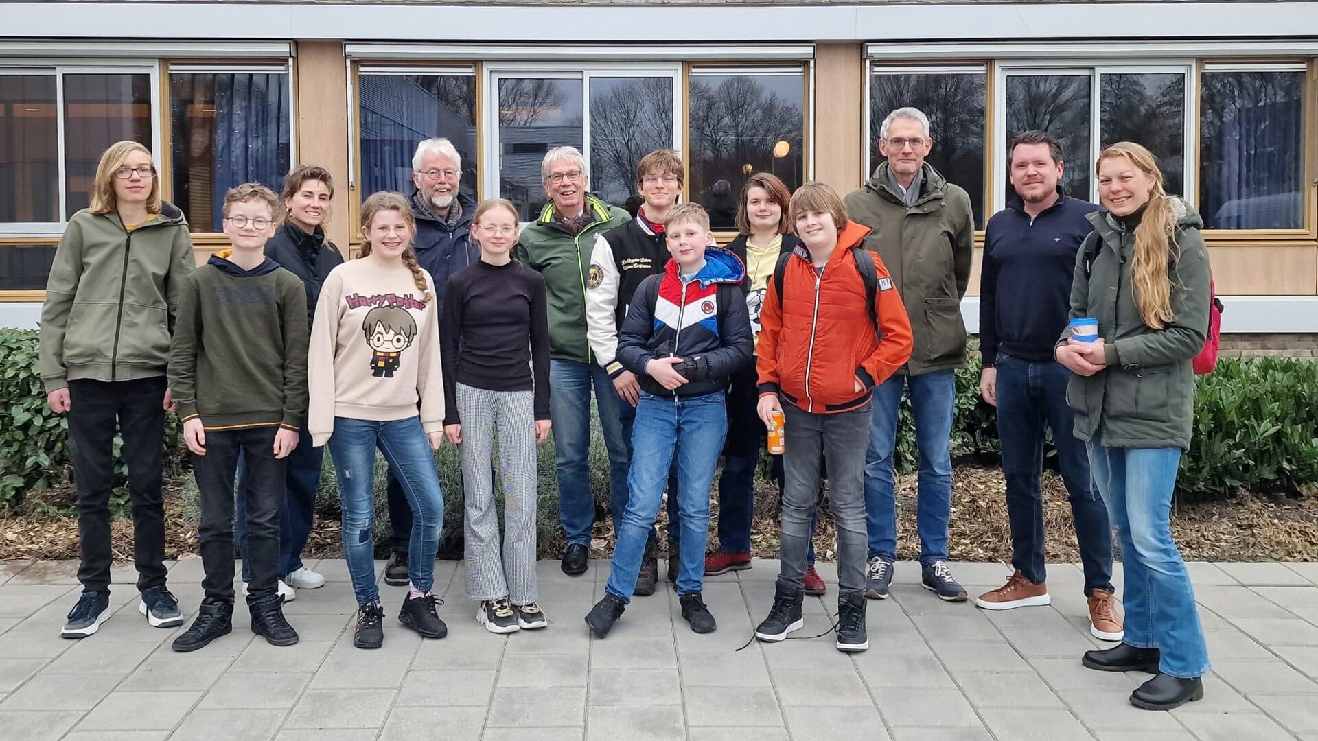 Leerlingen van de vier middelbare scholen vormen samen docenten en in samenwerking met DuurSamen Zoetermeer het Greenteam Zoetermeer. Foto: pr