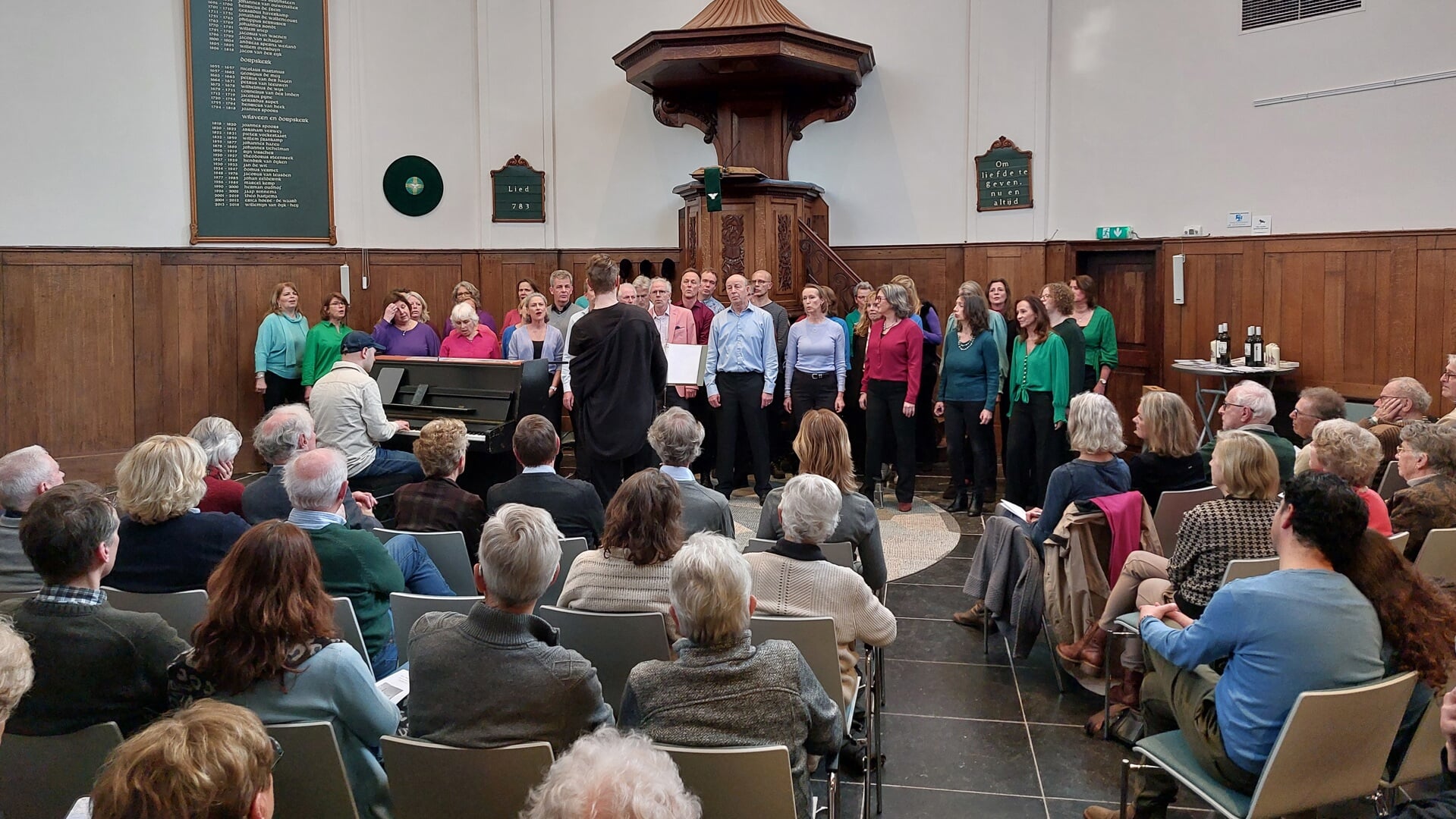Bijna veertig 40 zankers zongen met groot enthousiasme de kerk vol onder leiding van dirigent Joran ten Kroode, op piano begeleid door Robin Meekel (foto: pr)..