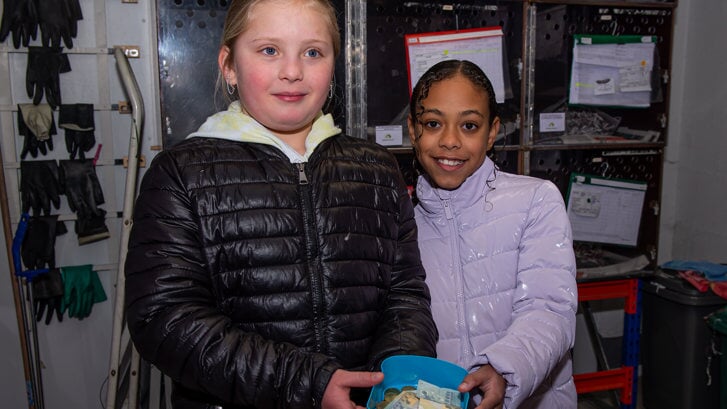 Anna- Sofia en Livia met hun donatie.