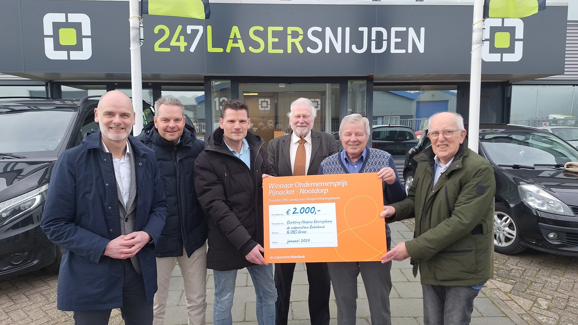Oscar van Buijtene geeft de cheque door aan de mannen van Hospice Koningshove. De heren van de Rabobank wensen het Hospice veel succes met de bouw en realisatie.