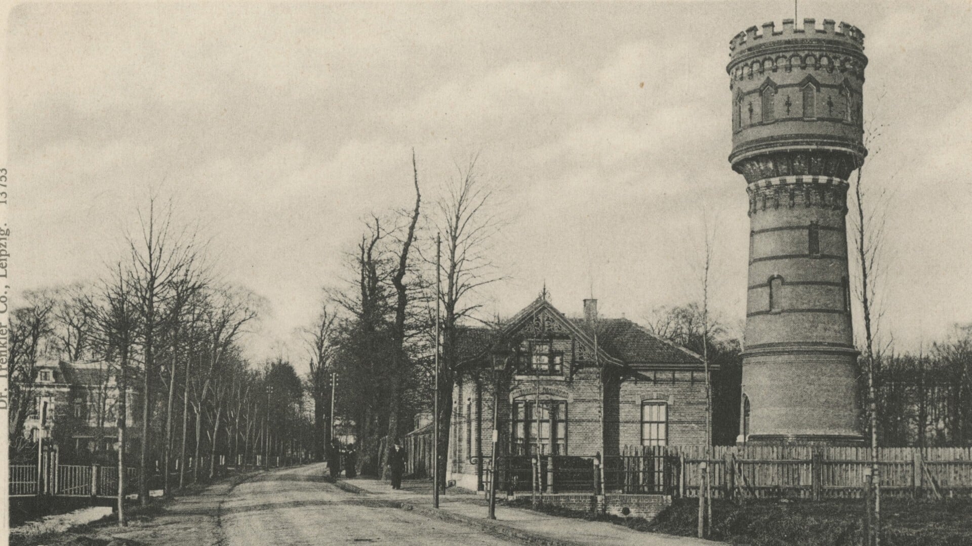 Buitenplaats Middenburg met ernaast de watertoren rond 1905.