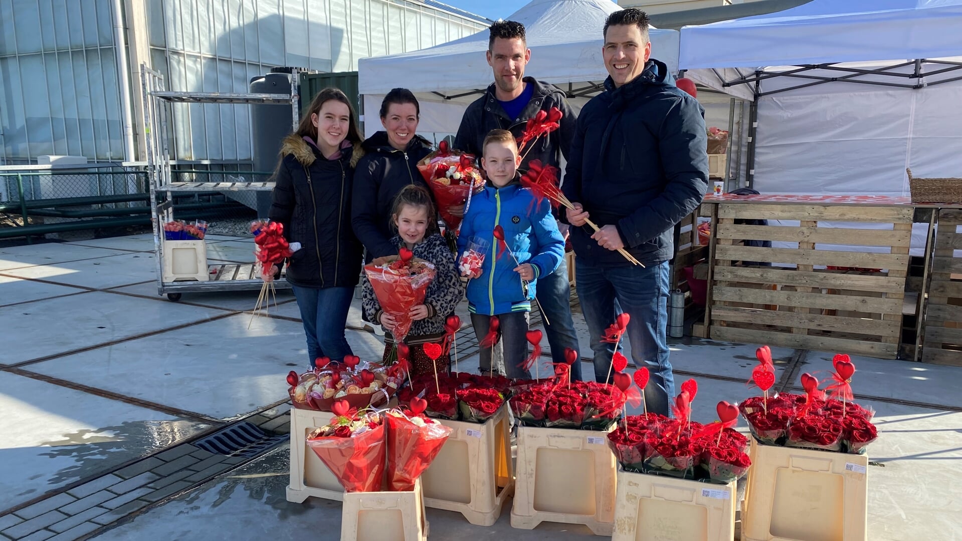 Twee jaar geleden hielp de gehele familie Van der Meijs van Avance Flowers - Avance Roses uit Berkel en Rodenrijs mee met de Valentijnsverkoop. (Foto: archief)
