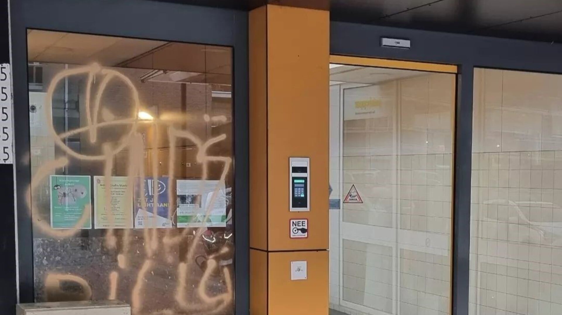 Het met graffiti besmeurde raam in Prinsenhof (foto: Instagram politie).