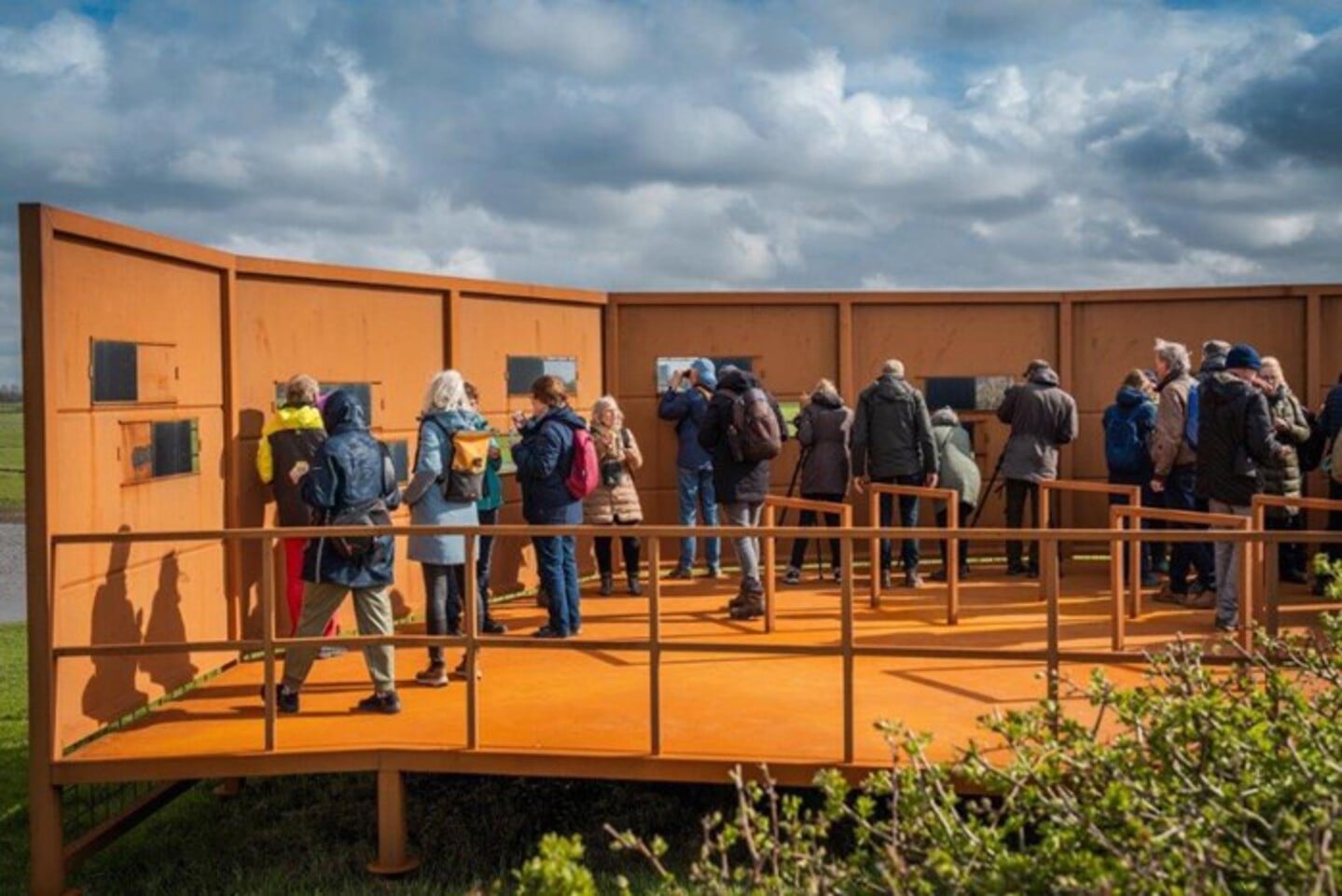 Met de plaatsing en officiële onthulling van het Vogelkijkscherm zijn de inrichtingswerkzaamheden voor het nieuwe weidevogelgebied in de Zoetermeerse Meerpolder afgerond (foto: gemeente LV).