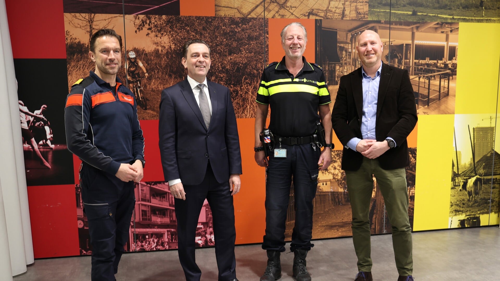 Lucien Groenewegen, burgemeester Bezuijen, Cor Pronk en Olaf Sonius tijdens het veiligheidsoverleg. Foto: Archief/Fred Ronald