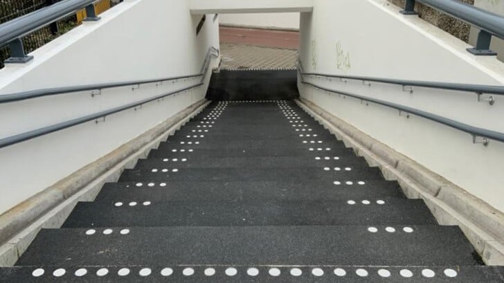 Blindegeleide markeringen aangebracht op de trappen van de Wethouder Jennétunnel bij station Zoetermeer-Oost. Foto: pr