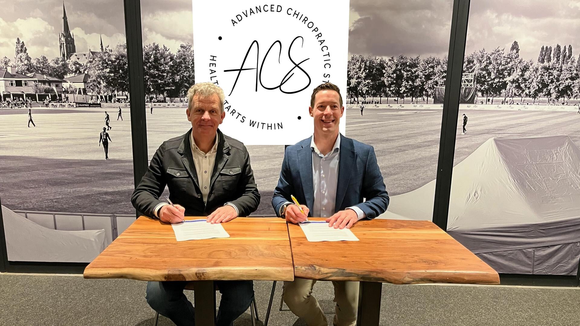 Ondertekening van het sponsorcontract door Richard de Lange van VCC en Barend Oosthuizen van ACS (foto: pr).