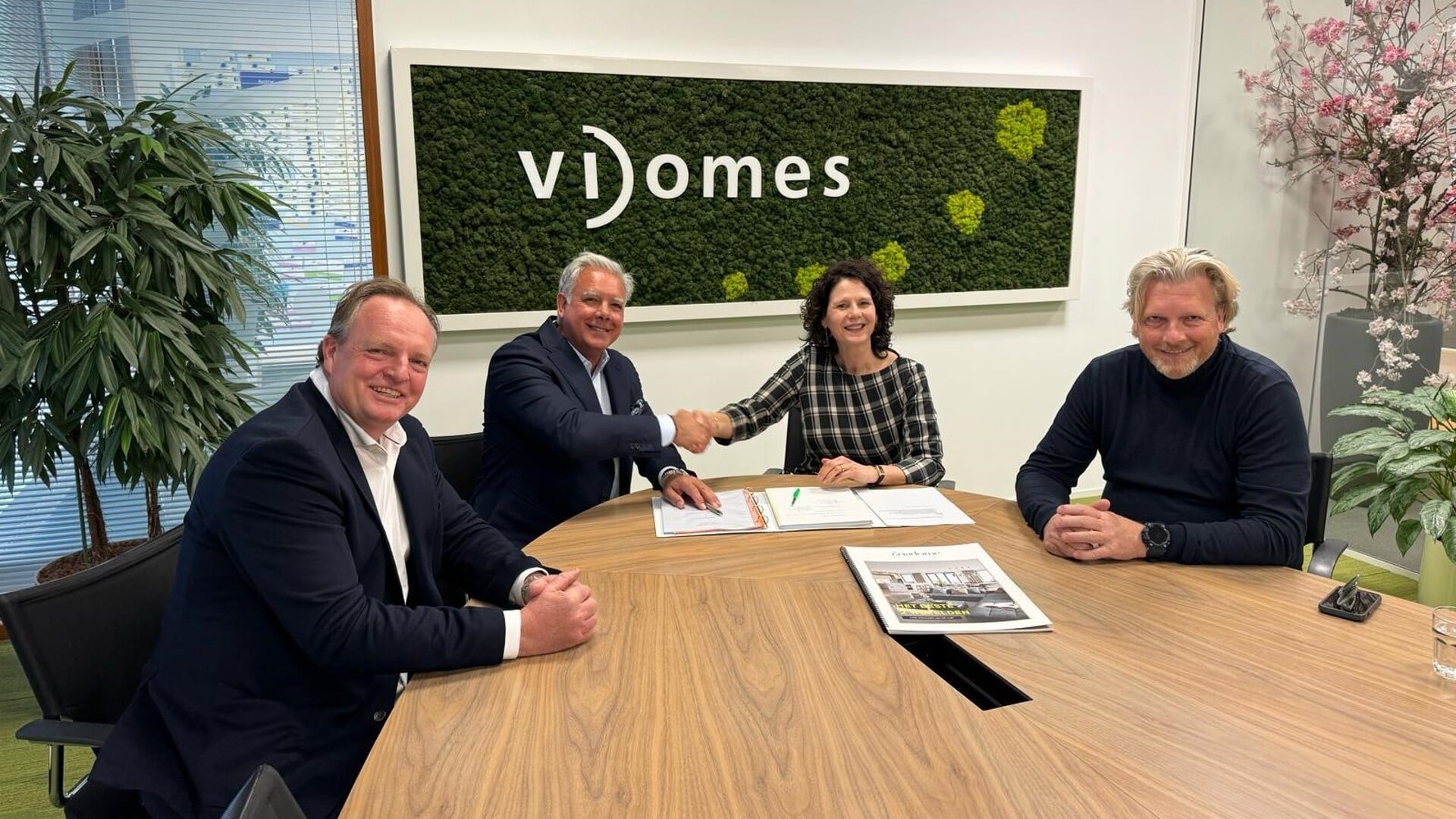 Vidomes tekent de overeenkomst voor de bouw van 37 duurzame sociale huurwoningen in Leidschendam-Voorburg (foto: pr).