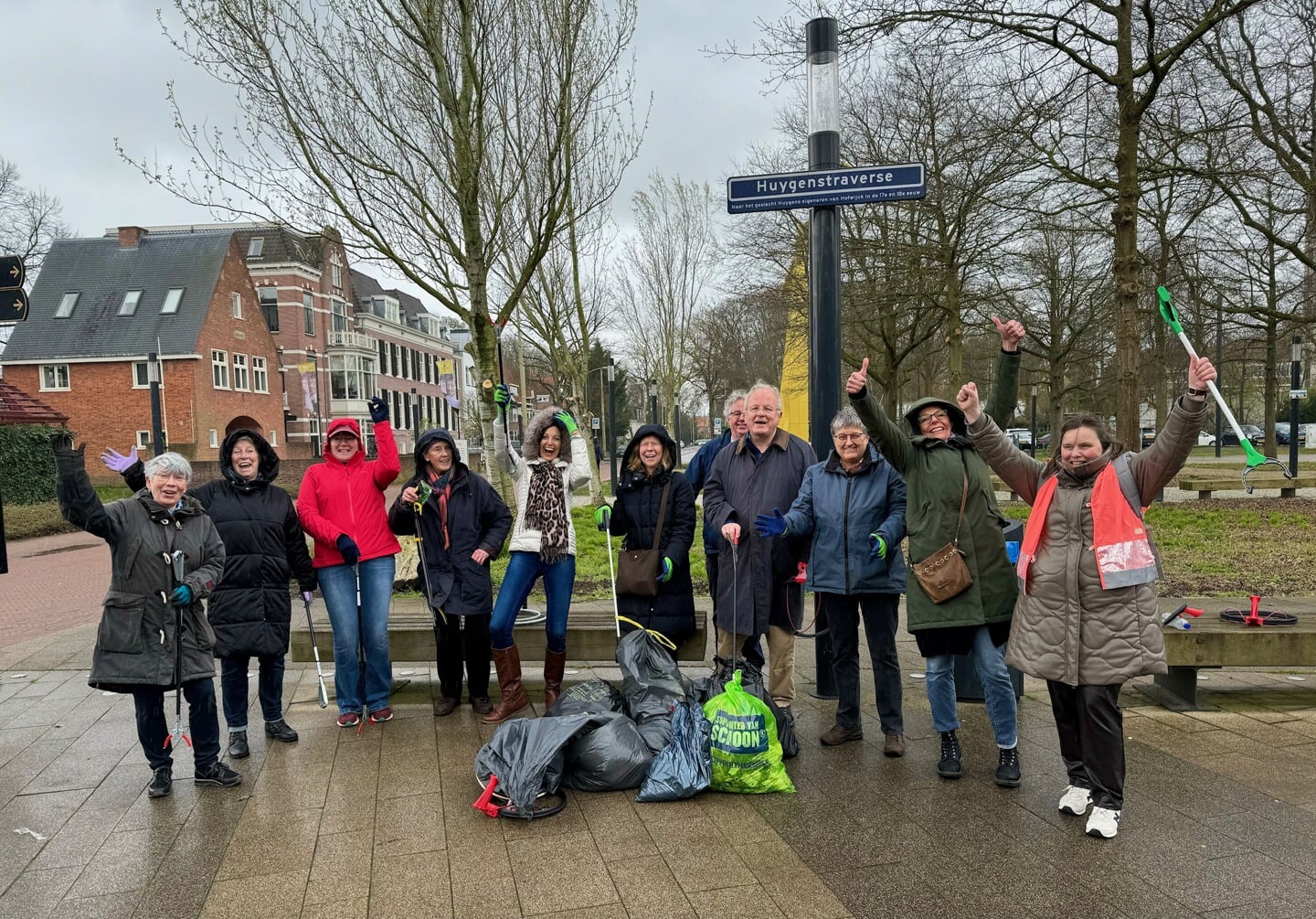 De groep Voorburg Oud bij de groenstrook Stationsplein (foto J. Geelen).                      