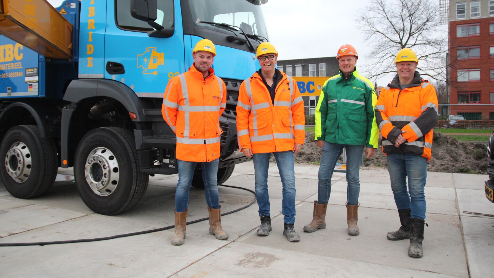 Tim Konijnenburg, Ivo de Kort, Jan Struijk en Will Klonen bij de nieuwe hybride betonpomp.
