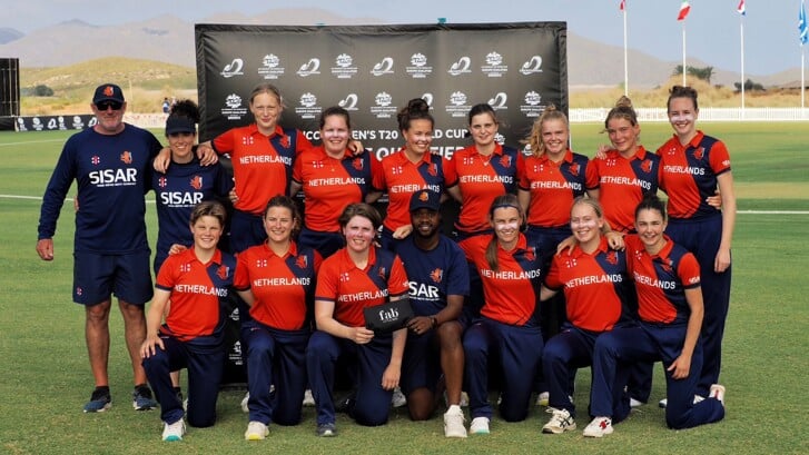 Het Nederlandse vrouwen-cricketteam met vier vrouwen van Voorburg Cricket Club (foto: pr).