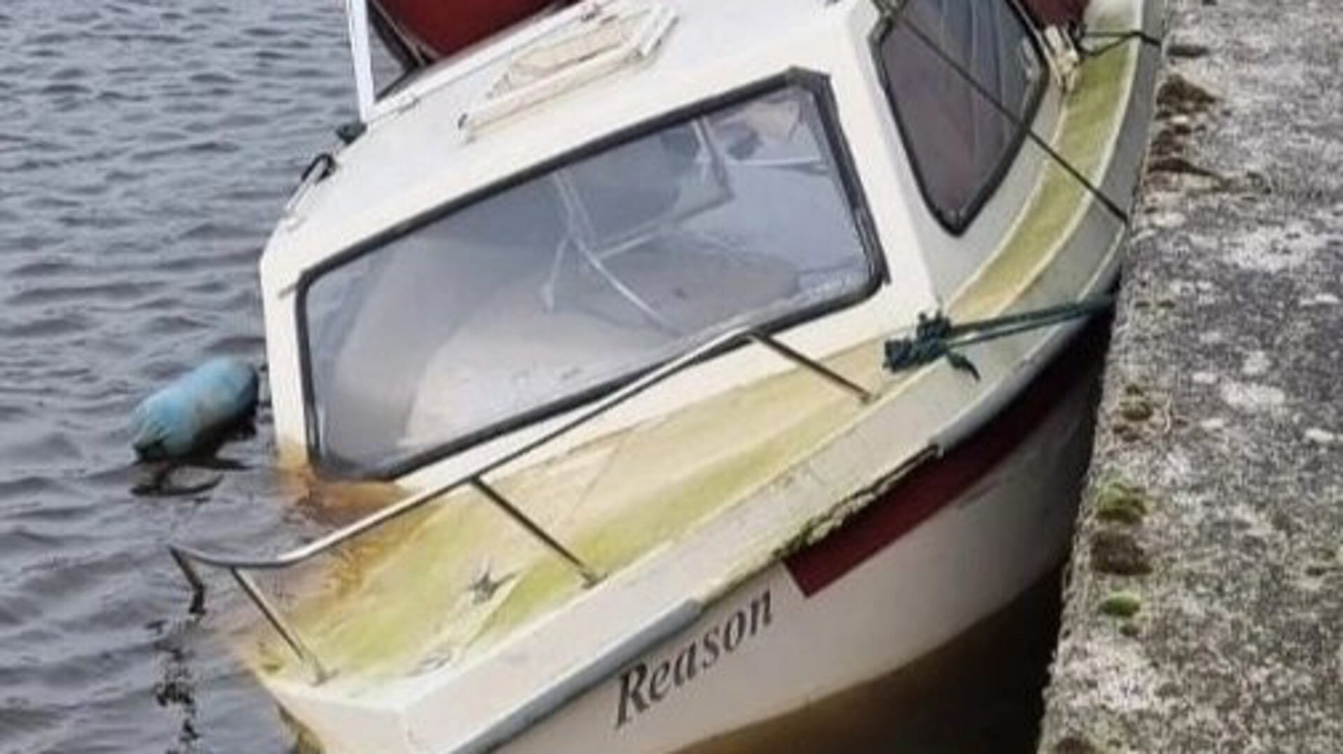 Een van de zinkende boten(foto: Instagram wijkagent John Heij). 