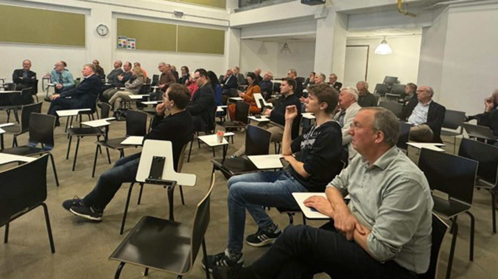 Boeiende sprekers en een levendige discussie in de zaal van de Dutch Innovation Factory. Foto: pr